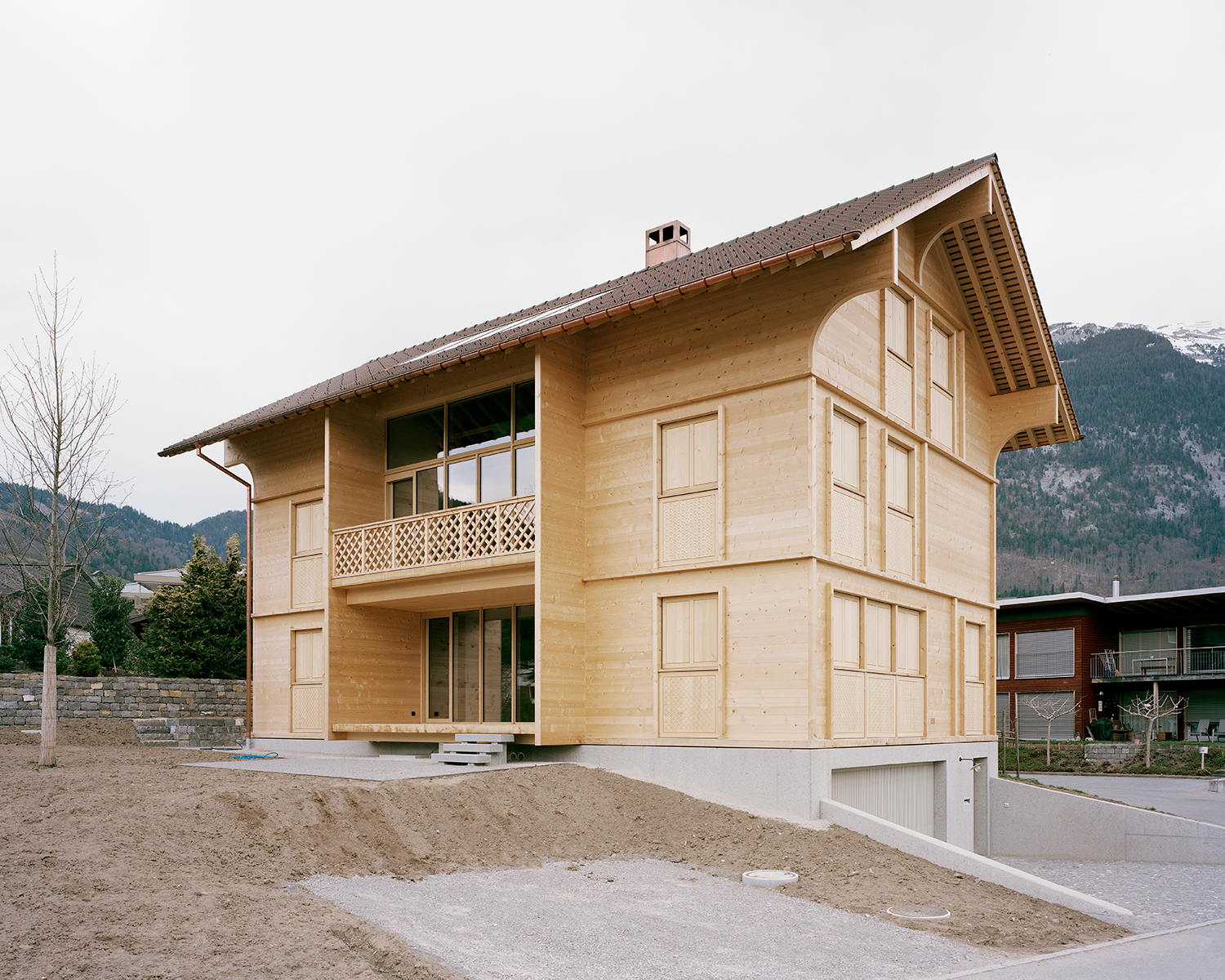 Prix spécial Bois suisse: La « Mondhaus », Alpnach OW, 2018 Maître de l‘ouvrage: Regina et Stephan Küng, Alpnach Architecte: Seiler Linhart Architekten, Lucerne/Sarnen Entreprise bois: Küng Holzbau AG, Stephan Küng, Alpnach Certificat d’origine bois Suisse (pour l’objet entier)