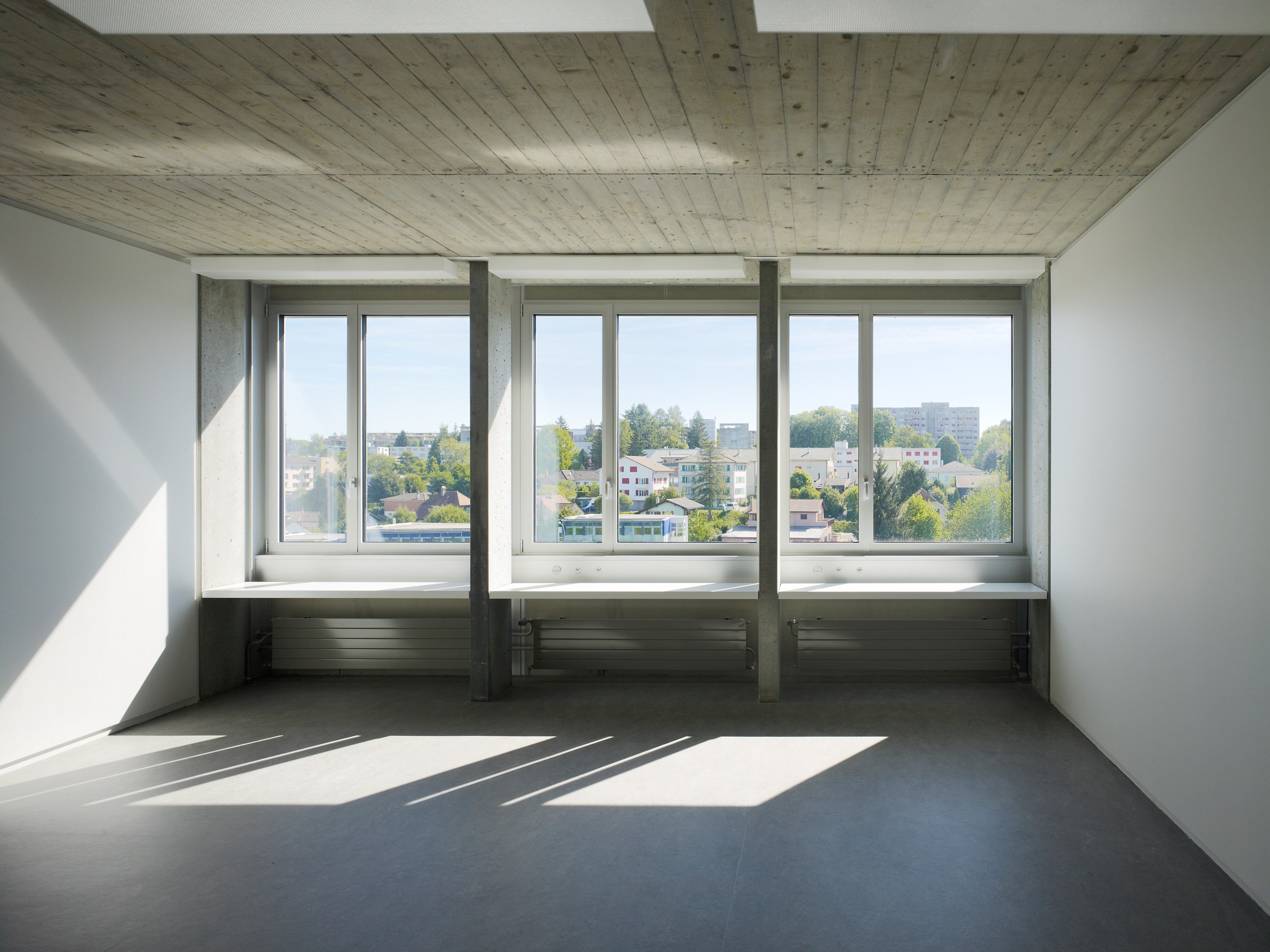 TRANSFORMATION ET AGRANDISSEMENT DU BÂTIMENT DU SERVICE DES AUTOROUTES / EVA, Givisiez (Fribourg) Architecte : Bart &amp; Buchhofer Architekten AG, Bienne.