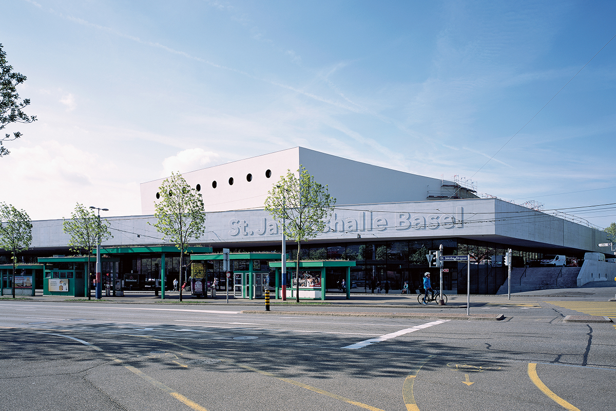 Die aktuelle Erweiterung macht die St. Jakobshalle im Strassen­raum sichtbar. Die Haupterschlies­­sung erfolgt neu von der St. Jakobs-Strasse aus.