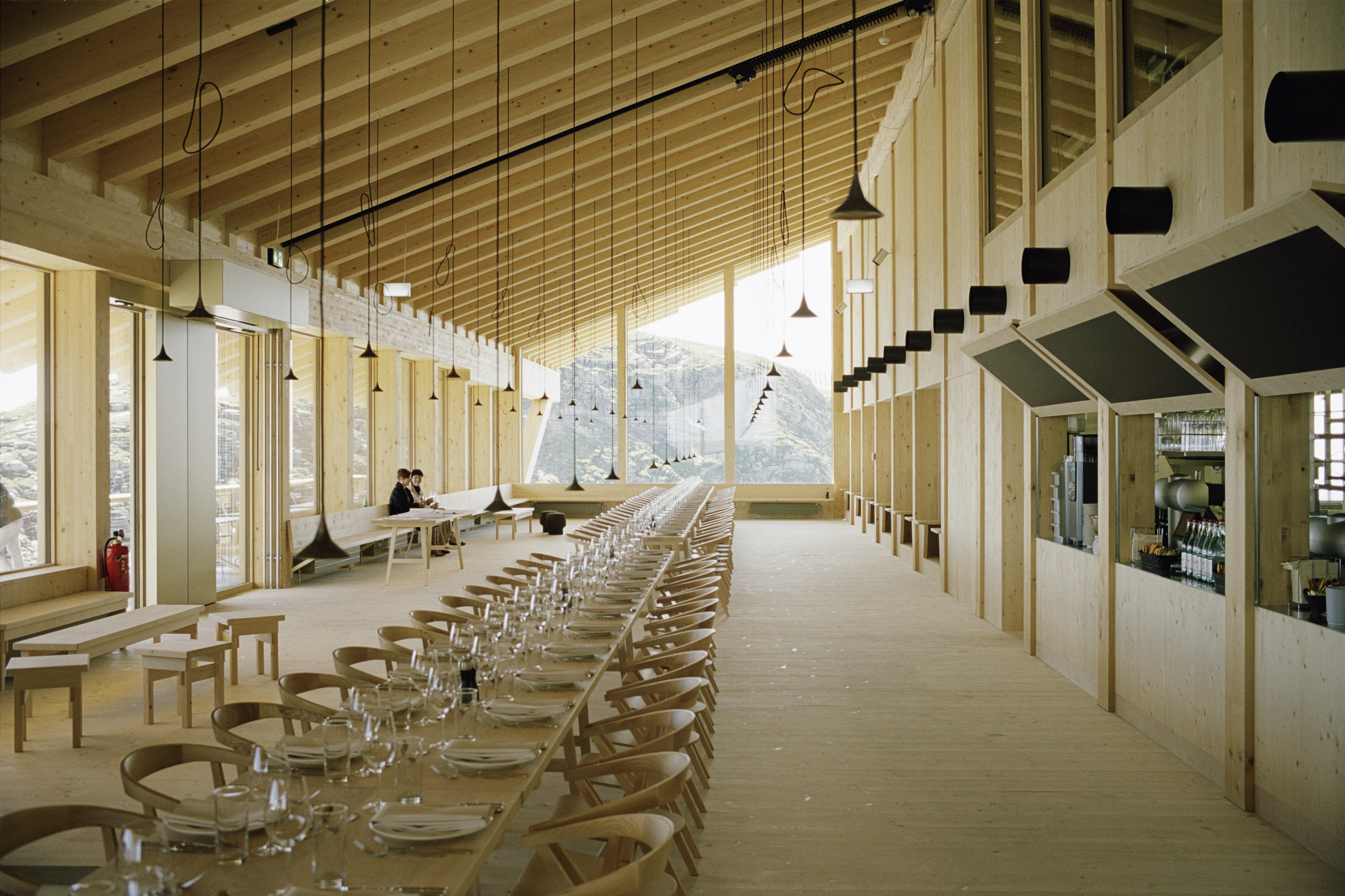 Stazione a monte del Chäserrugg DETTAGLI DEL PROGETTO: Alberghi / Ristorazione, Infrastruttura, Trasformazione SPECIE DI LEGNAME MAGGIORMENTE IMPIEGATA: abete rosso UTILIZZAZIONE DEL LEGNO: allo stato naturale PROMOTORE DEL PROGETTO: Toggenburg Bergbahnen AG, Mélanie Eppenberger, Unterwasser ARCHITETTURA / PIANIFICAZIONE Herzog de Meuron Basel Ltd., Christine Binswanger, Basel ESECUZIONE DEI LAVORI IN LEGNO Blumer-Lehmann AG, Richard Jussel, Gossau INGEGNERE Schnetzer Puskas Ingenieure AG, Heinrich Schnet