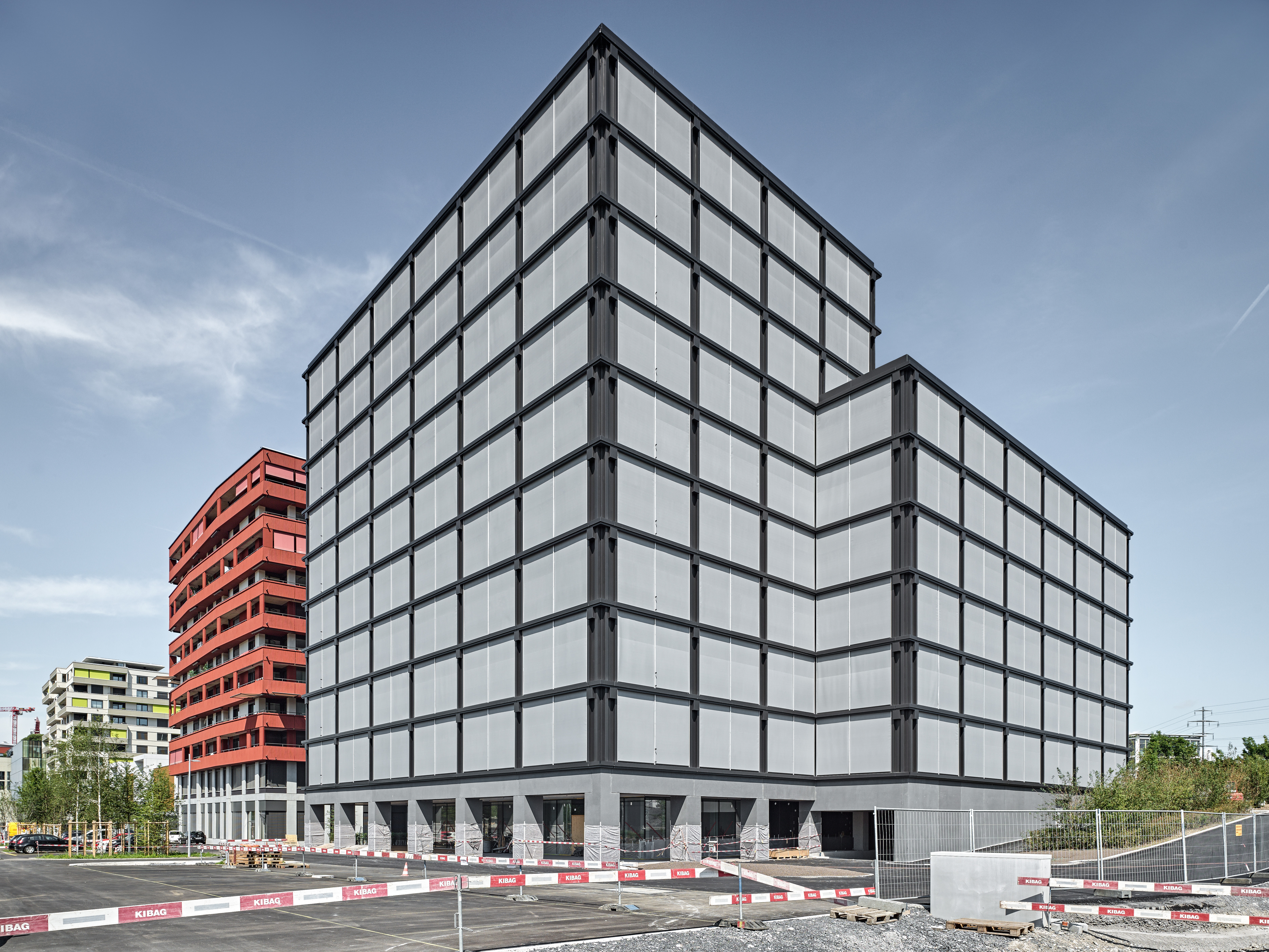 Stabile amministrativo S22 nell'area Suurstoffi a Rotkreuz DETTAGLI DEL PROGETTO: Stabile amministrativo SPECIE DI LEGNAME MAGGIORMENTE IMPIEGATA: abete rosso UTILIZZAZIONE DEL LEGNO: velatura PROMOTORE DEL PROGETTO: Zug Estates AG, Tobias Achermann, Zug ARCHITETTURA / PIANIFICAZIONE Burkard Meyer Architekten BSA, Daniel Krieg, Baden ESECUZIONE DEI LAVORI IN LEGNO ERNE AG Holzbau, Andreas Hirschbühl, Laufenburg INGEGNERE MWV Bauingenieure AG, Peter Hohn, Baden ULTERIORI Holzbauingenieur: ERNE AG Holzbau, J