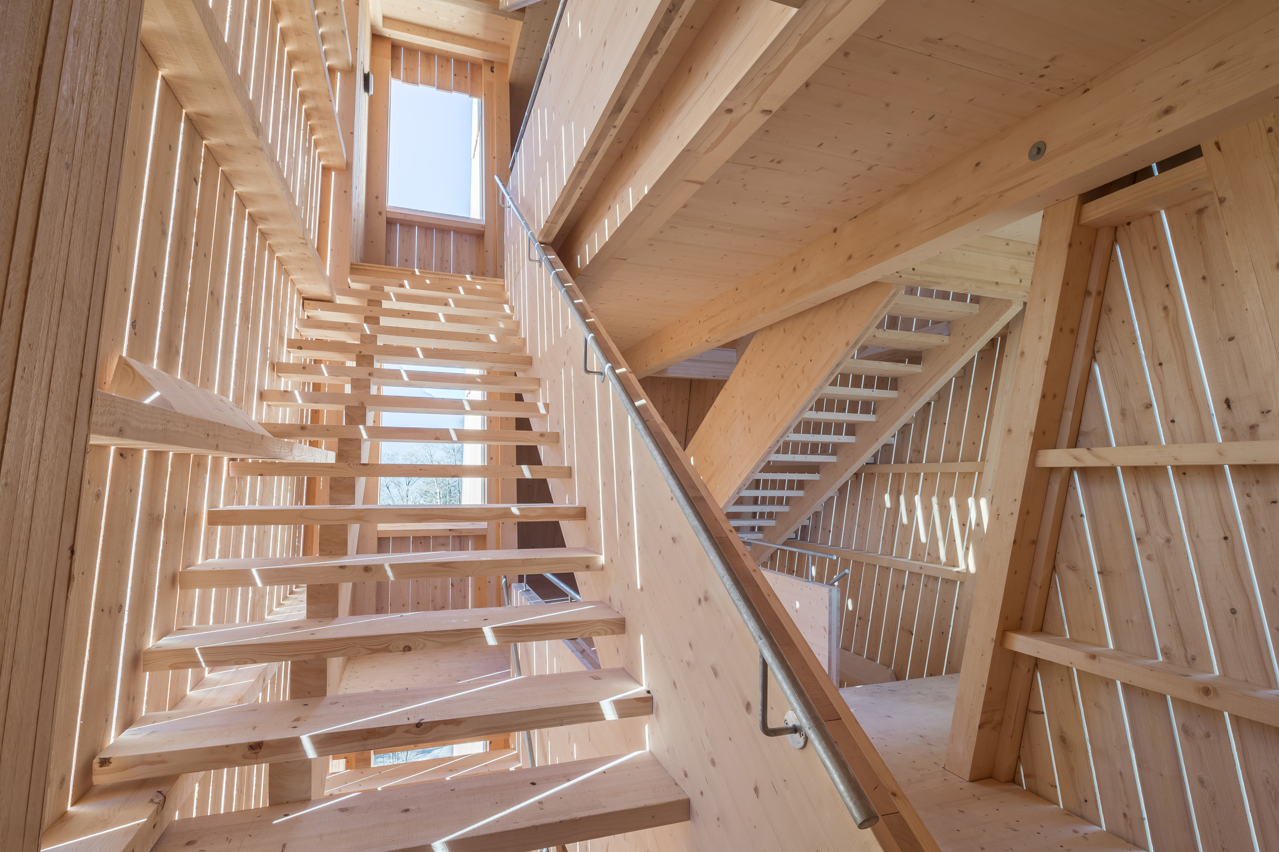 La torre nel parco naturalistico e faunistico di Goldau, Studio di architettura Caminada DETTAGLI DEL PROGETTO: Torre, Costruzione nuova, Edificazione pubblica SPECIE DI LEGNAME MAGGIORMENTE IMPIEGATA: abete bianco PROMOTORE DEL PROGETTO: Natur- und Tierpark Goldau , Anna Baumann, Goldau ARCHITETTURA / PIANIFICAZIONE Gion A. Caminada, Gion A. Caminada, Cons, Vrin ESECUZIONE DEI LAVORI IN LEGNO Annen Holzbau AG, Josef Koch, Goldau Schilliger Holz, Ernest Schilliger, Küssnacht INGEGNERE Walter Bieler AG, Wal