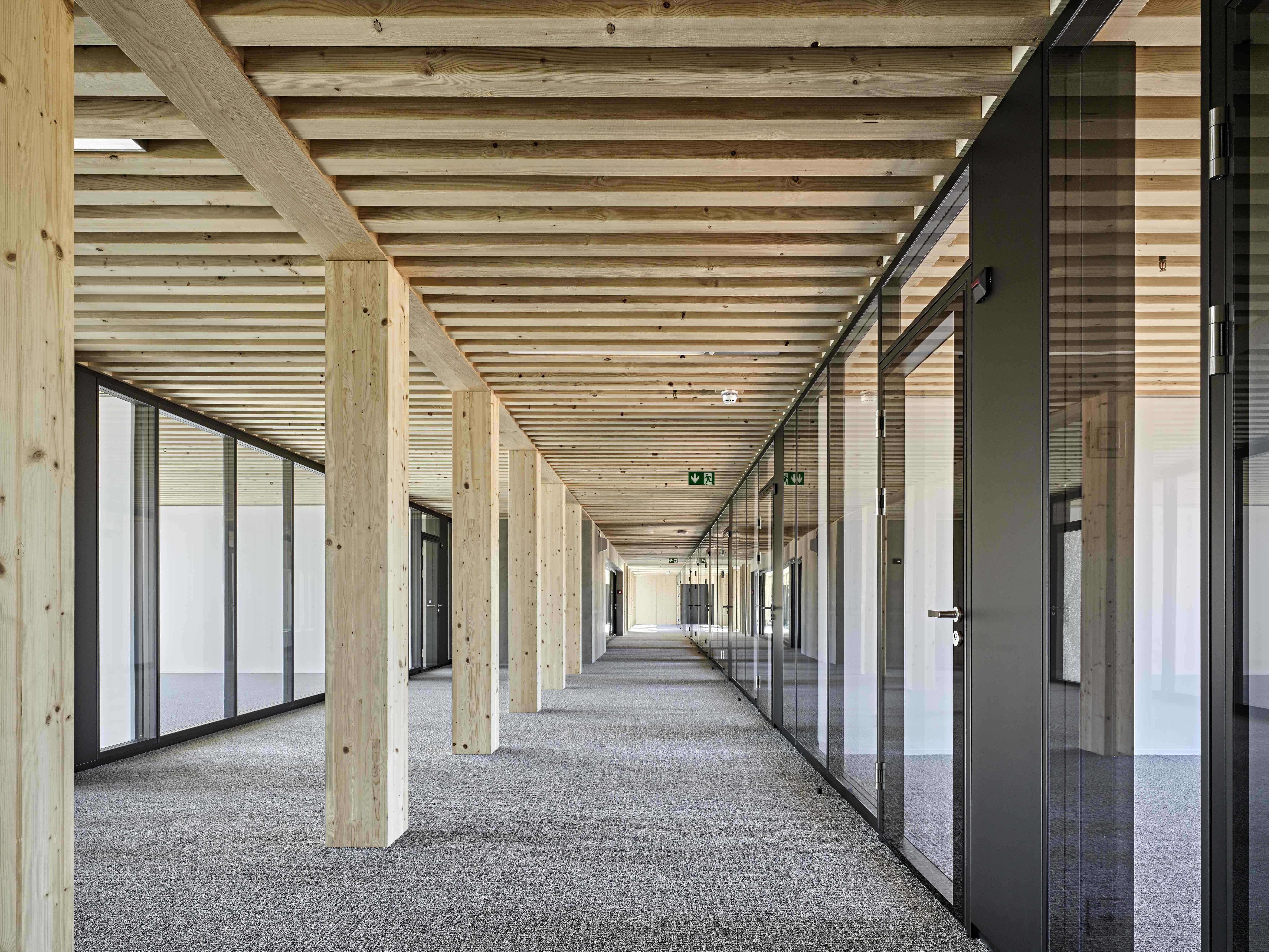 Stabile amministrativo polizia cantonale di Friburgo, deillon delley architectes sa DETTAGLI DEL PROGETTO: Stabile amministrativo, Costruzione nuova, Edificazione pubblica SPECIE DI LEGNAME MAGGIORMENTE IMPIEGATA: abete rosso UTILIZZAZIONE DEL LEGNO: impregnato PROMOTORE DEL PROGETTO: Etat de Fribourg - Services des Bâtiments, Laurent Aubry, Fribourg ARCHITETTURA / PIANIFICAZIONE deillon delley architectes sa, Alexandre Delley, Bulle ESECUZIONE DEI LAVORI IN LEGNO Brawand Zimmerei AG, Simon Sauter, Grindel