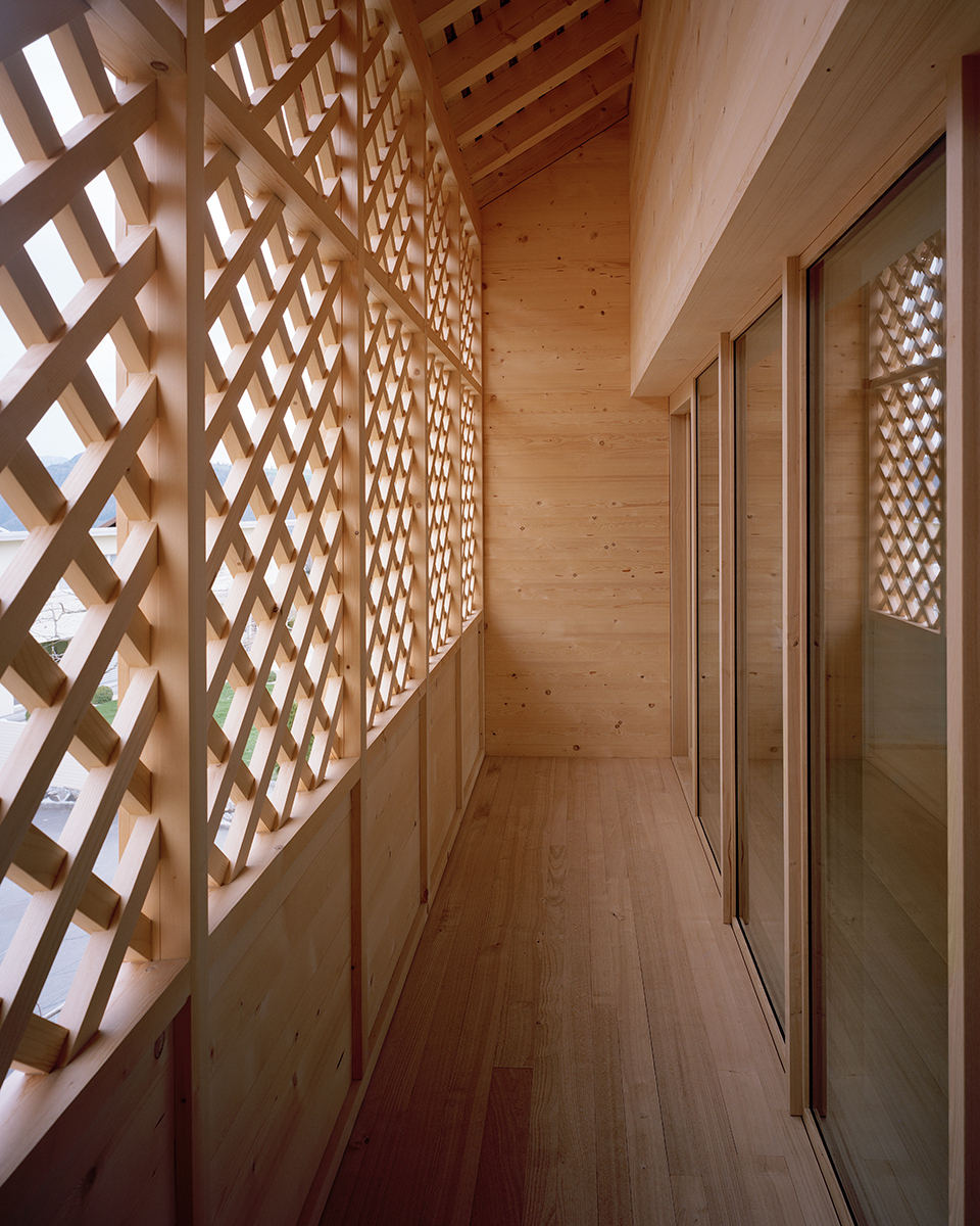 La Casa della luna di Alpnach. Seiler Linhart Architekten DETTAGLI DEL PROGETTO: Abitazione monofamigliare, Impieghi del legno di tipo ideale, Costruzione nuova SPECIE DI LEGNAME MAGGIORMENTE IMPIEGATA: abete rosso UTILIZZAZIONE DEL LEGNO: allo stato naturale PROMOTORE DEL PROGETTO: Regina und Stephan Küng, Alpnach ARCHITETTURA / PIANIFICAZIONE Seiler Linhart Architekten, Luzern / Sarnen ESECUZIONE DEI LAVORI IN LEGNO Küng Holzbau AG, Stephan Küng, Alpnach
