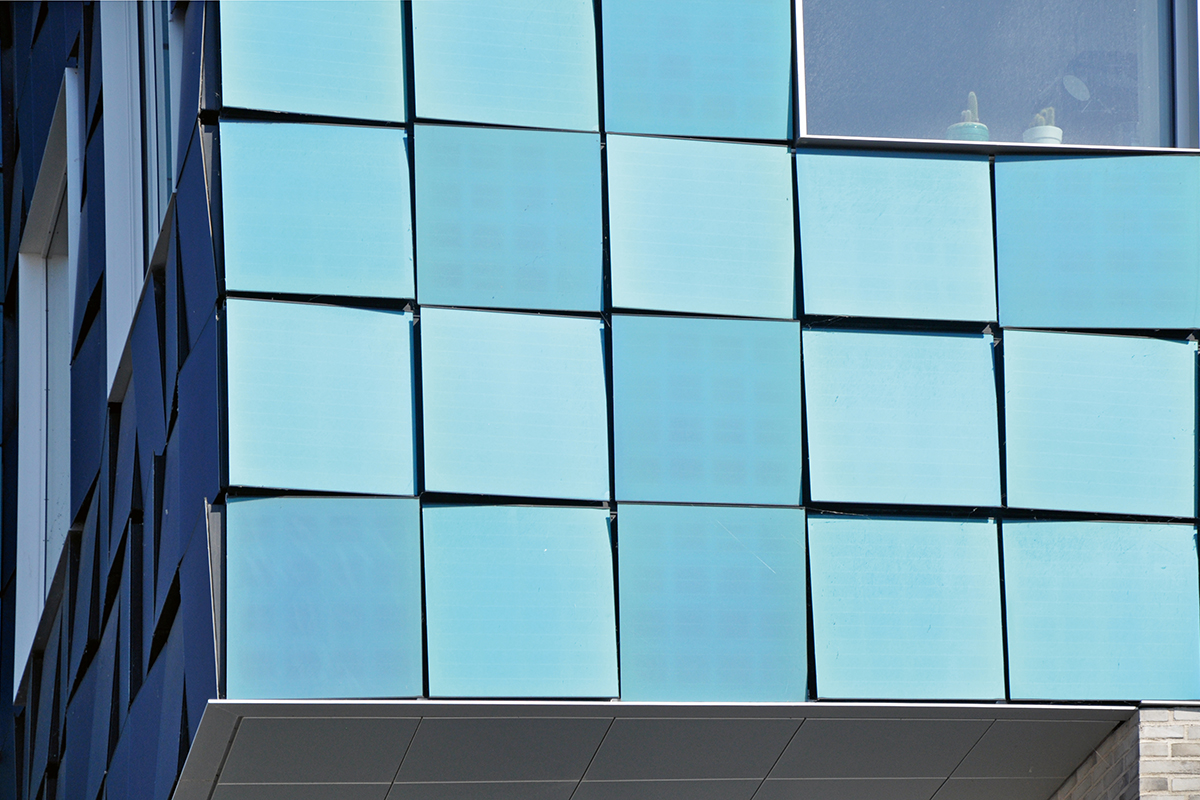 Photovoltaikfassade der Copenhagen International School: funktional und schön.