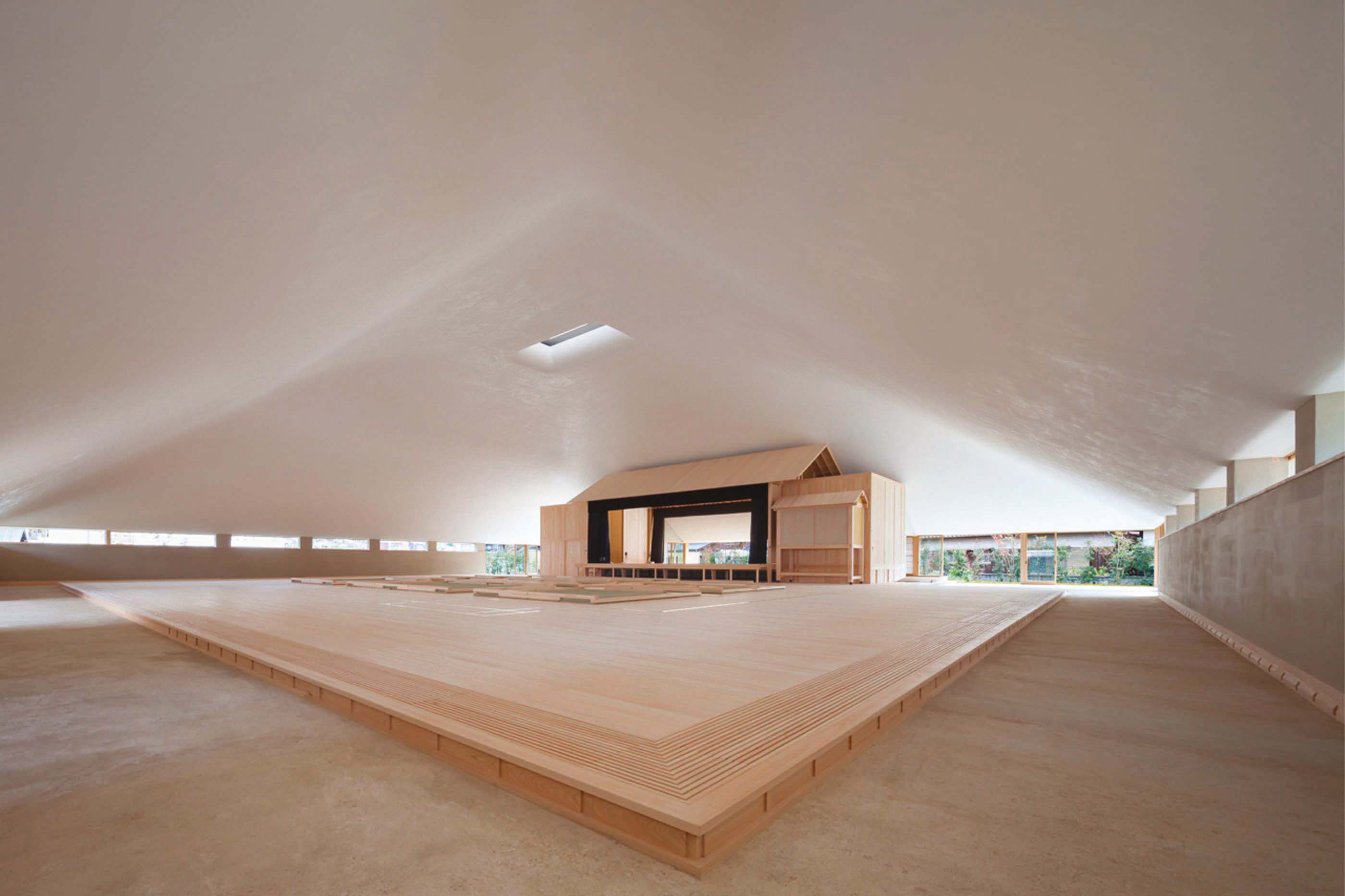 La halle abrite un centre communautaire pour l’ensemble du village. Sa toiture est revêtue de bois de cyprès hinoki.