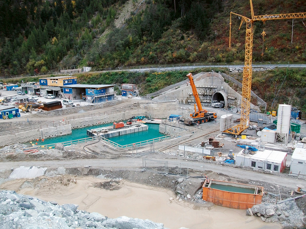 Baugrube des Krafthauses. Vom Ponton aus wurden die GEWI-Anker eingebracht.