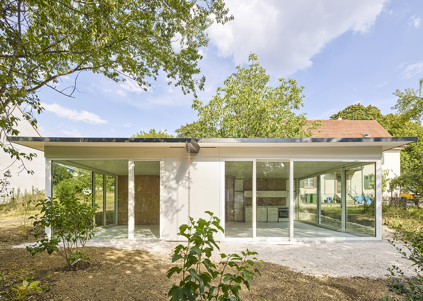 Pavillon mit den Fenstern zum Schlafraum (links) und zum Wohnraum mit Küche (rechts). Im geschlossenen Teil liegt das WC mit Waschmaschine und Boiler.