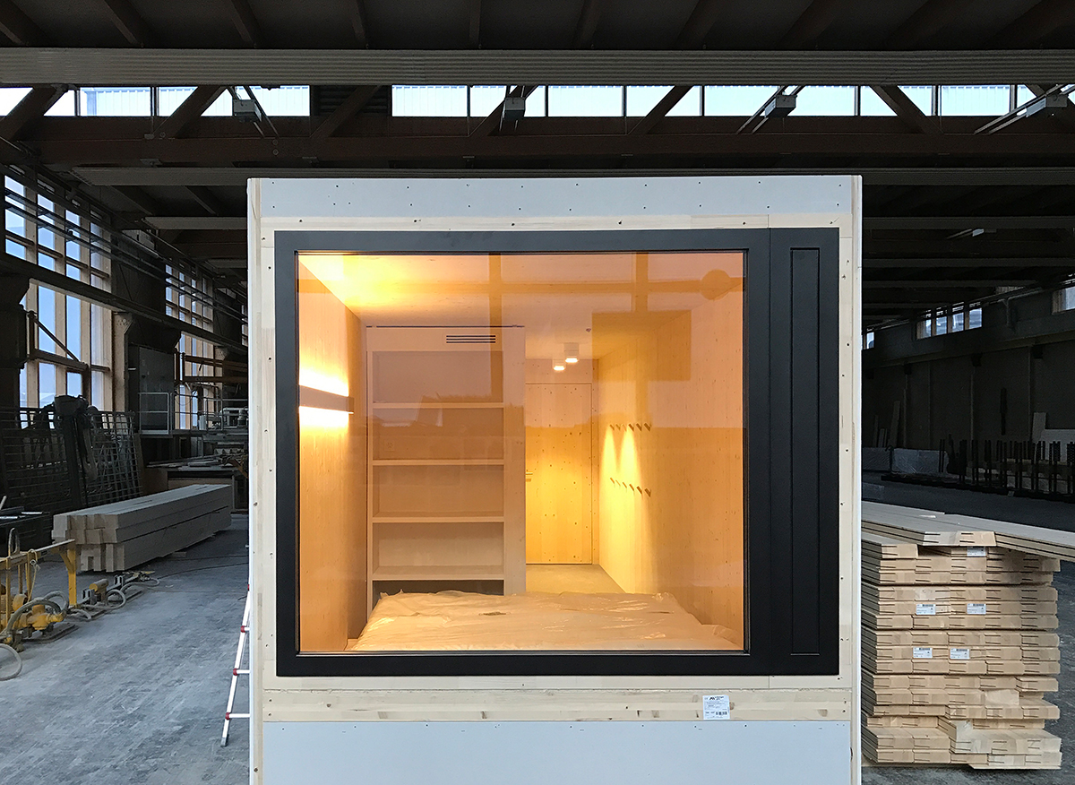 Die fixfertig ausgestatteten Raummodule wurden im Werk produziert. Die Kabinen bilden Tragwerk, Raumtrennung und Oberfläche in einer Schicht.