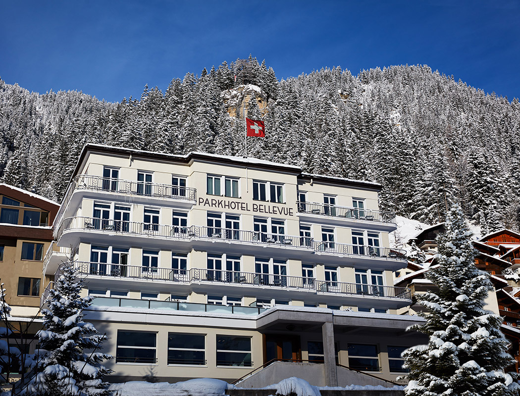Parkhotel Bellevue, Adelboden BE: Die kühne Architektur des Altbaus findet ihre Fortsetzung in dem neuen Eingangsbereich aus Sichtbeton, der vorgesetzt wurde (Buchner Bründler Architekten, 2006).