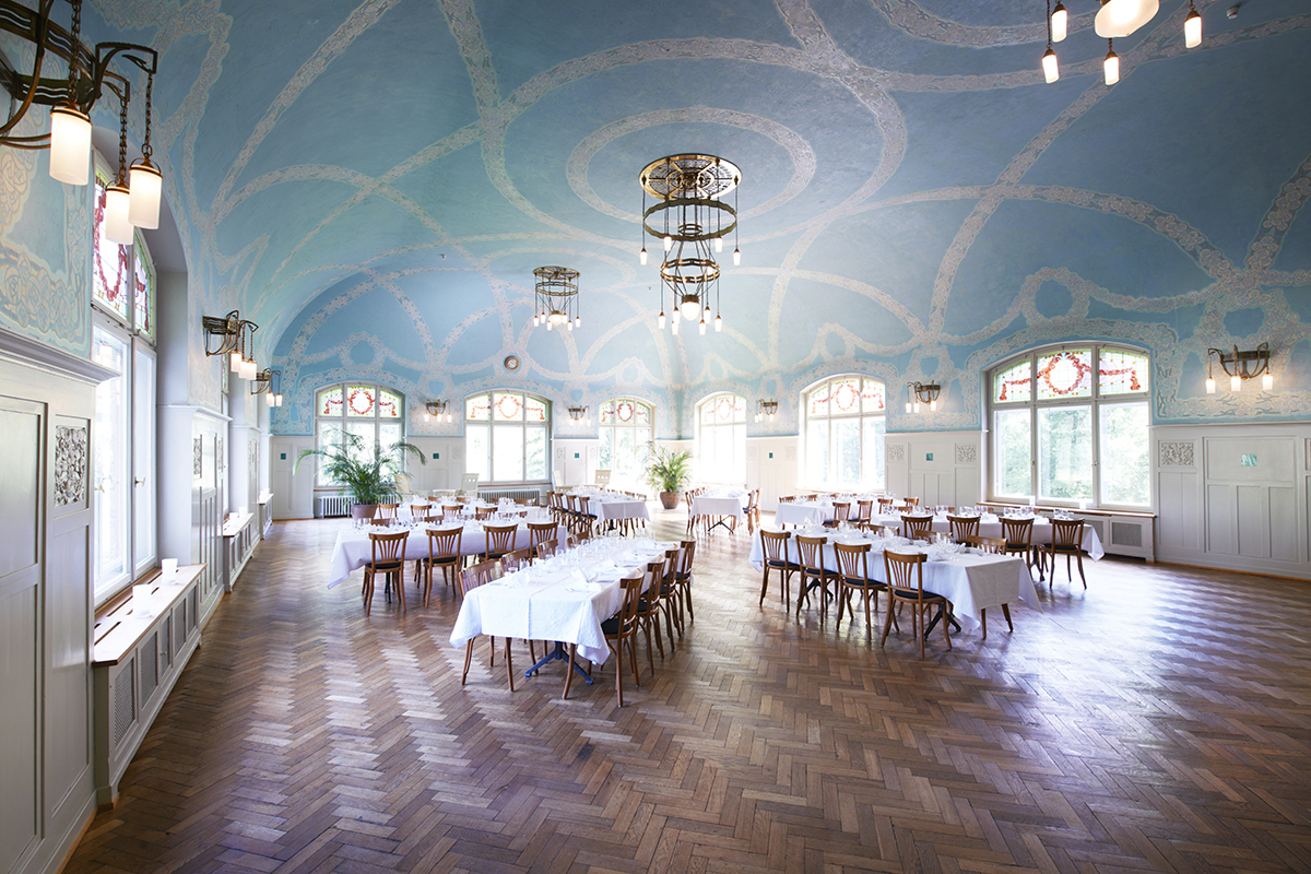 Kurhaus Bergün GR: Wie unter einem Sommerhimmel feiert man in dem Festsaal, dessen Möblierung sich angesichts der reichen Stuckarbeiten bescheiden zurückhält.