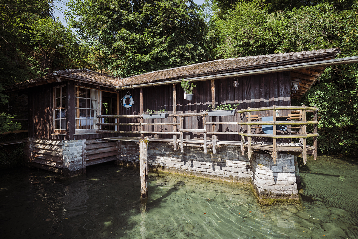 Hotel Kastanienbaum, Luzern: Das Bootshaus vor dem Hotel liegt an einem verschwiegenen Ort am Vierwaldstättersee – inklusive Anfahrt und Abfahrt per Wassertaxi.