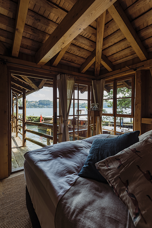 Hotel Kastanienbaum, Luzern: Den Aussenraum um das Zimmer herum bilden die Anlegestege.