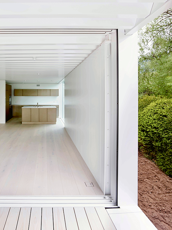 Mit hellen Materialien und grossen Fensterflächen konnte der Architekt viel Licht in den Wohnraum bringen.