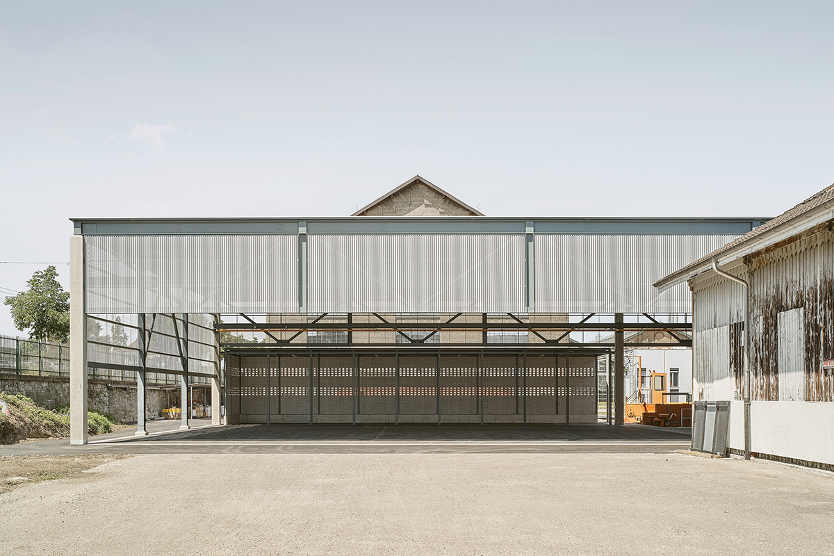 Radsatzlager, SBB-Reparaturcenter, Zürich – Anerkennung Prix Acier 2018 Brassel Architekten haben zusammen mit WaltGalmarini Ingenieuren eine Halle für die Lagerung von Radsätzen und Wertstoffcontainern zwischen denkmalgeschützten Industriebauten realisiert. Das Stahlfachwerk der Dachkon­struktion ruht auf sechs gestockten Ortbetonstützen, die in primäre und sekundäre Stützen unterteilt sind. Die Dachkonstruktion besteht aus Hauptträgern und Dachpfetten als Durchlaufträger. Ausgesteift wird das