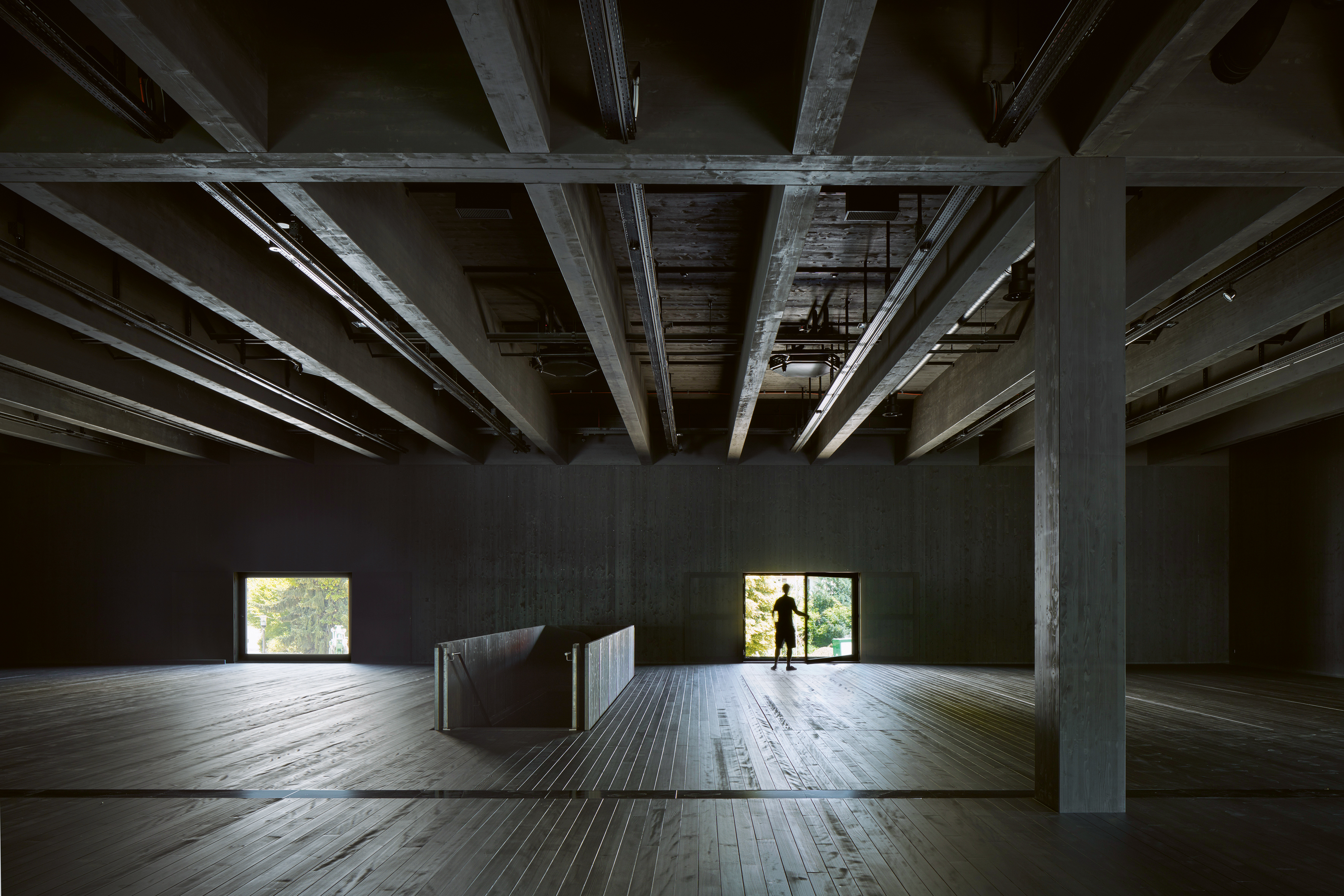 Transformable, le hall d’exposition de la Stapfer­haus se plie aisément aux besoins du moment grâce à une structure porteuse libre et généreuse. 