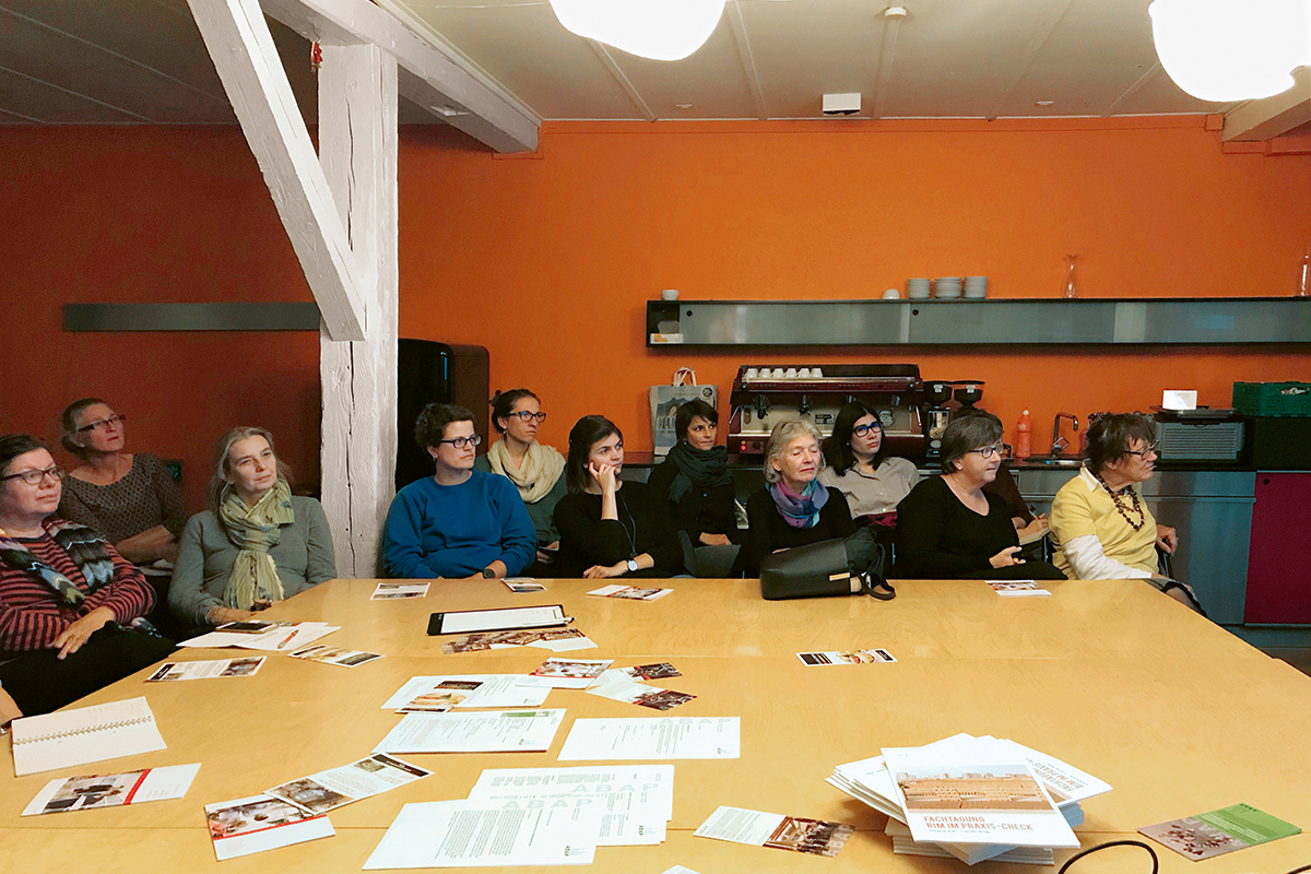 Rund 35 Frauen liessen sich die Vorzüge des digitalen Bauwerkmodells erläutern.