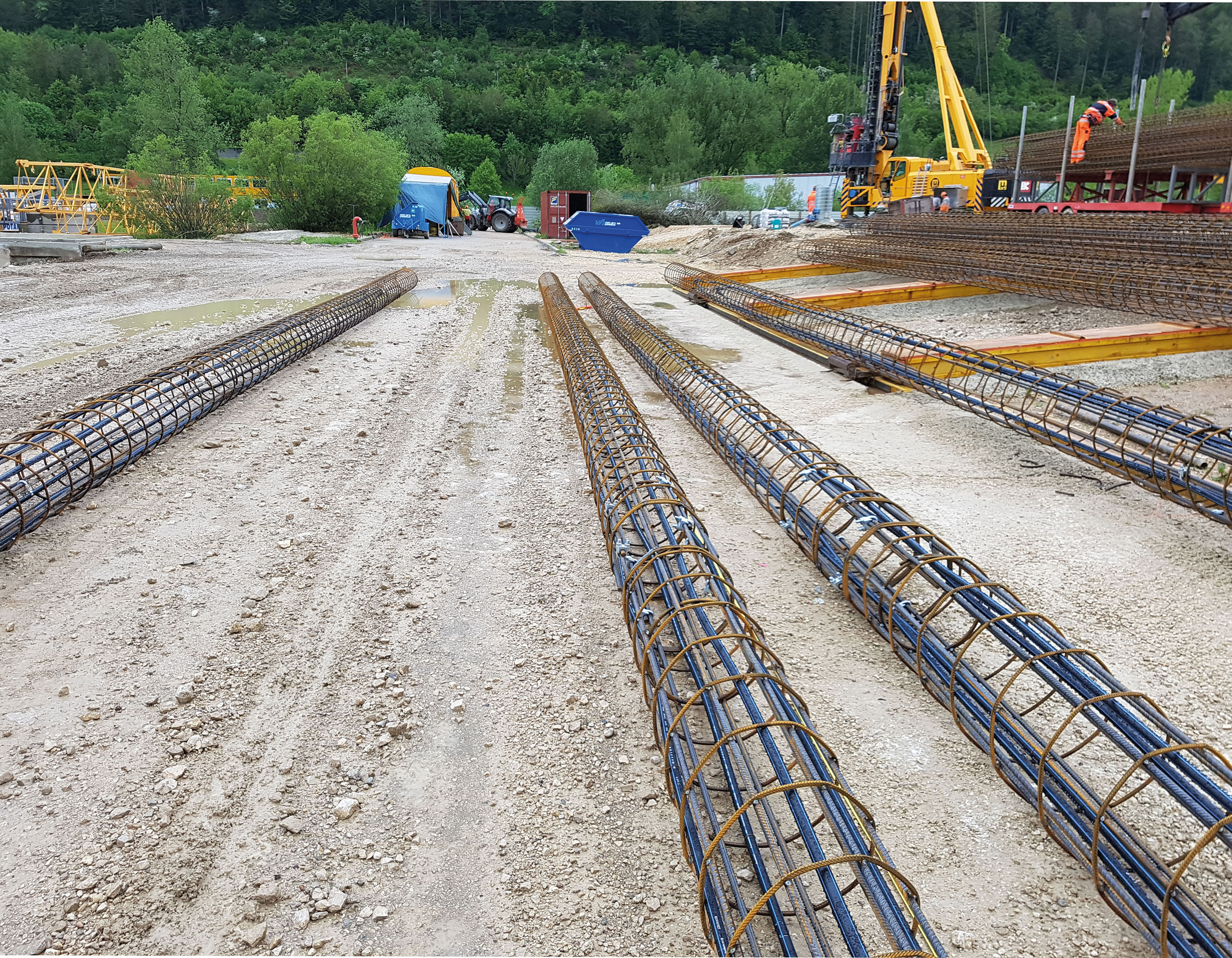 Production des cages d’armature des pieux énergétique, à l’intérieur desquelles sont visibles les tuyaux où circulera l’eau.