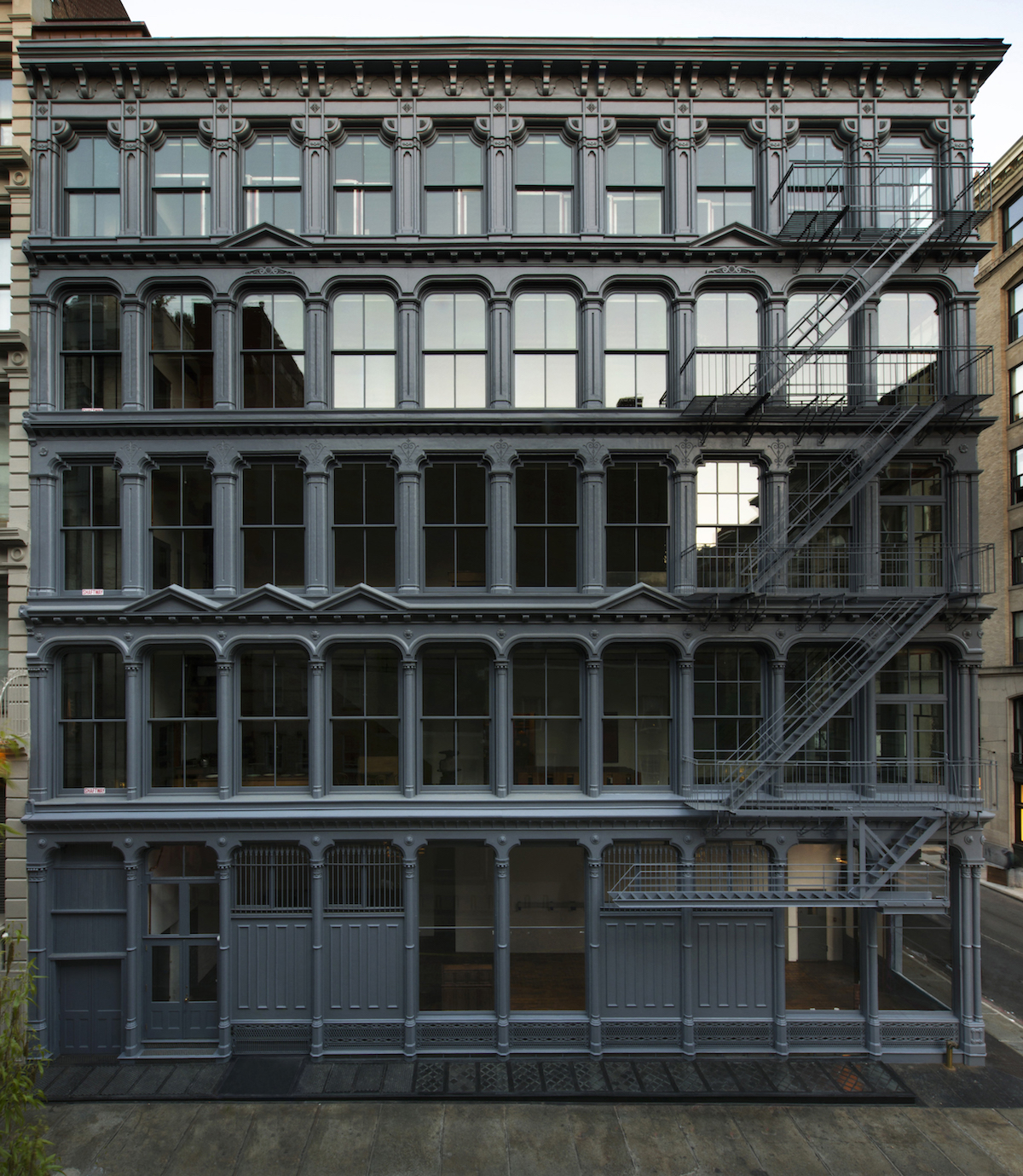 Aussenansicht des Hauses Springstreet 101, New York City. Die Fluchttreppe aus Metall ist neueren Datums.
