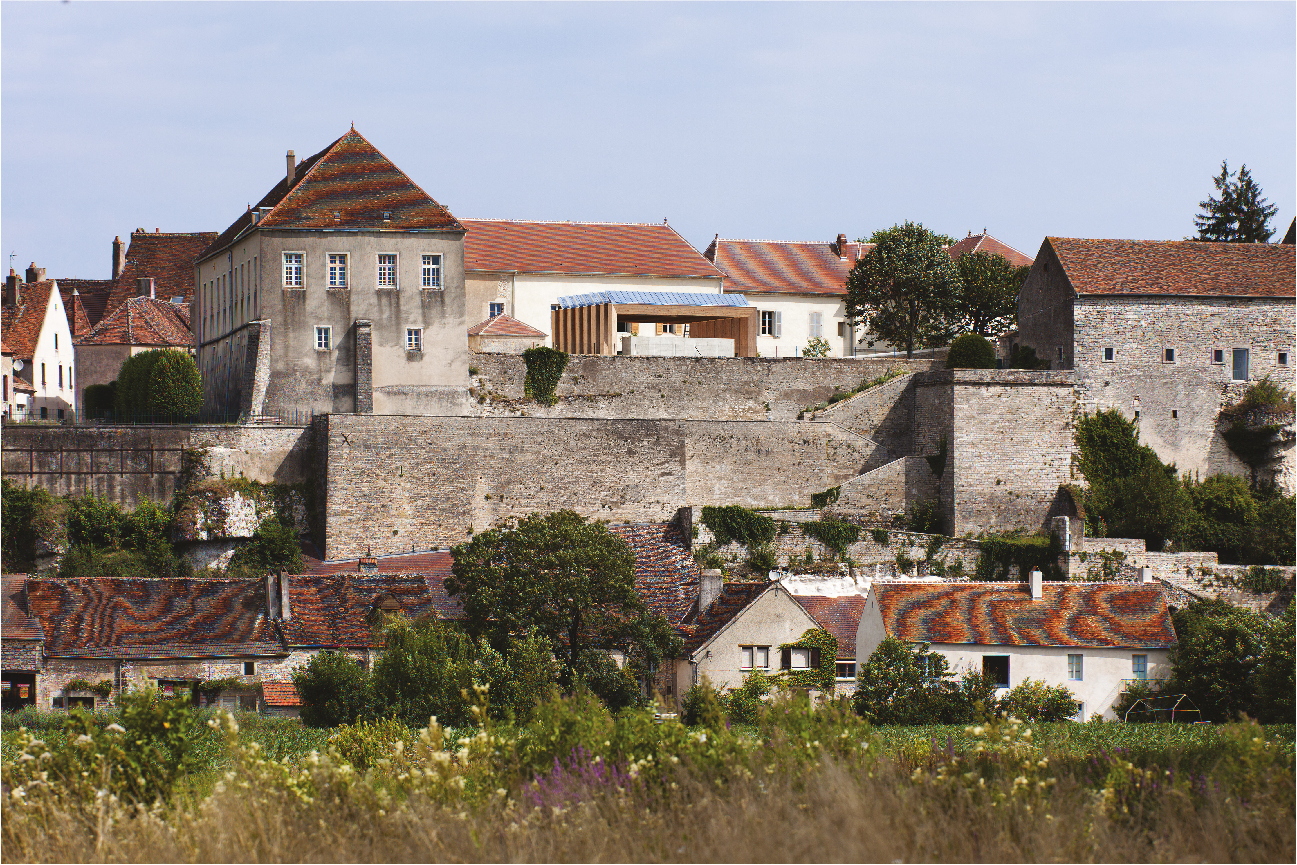 Les remparts du village de Pesmes vus depuis la vallée de l’Ognon. (Photo Luc Boegli)