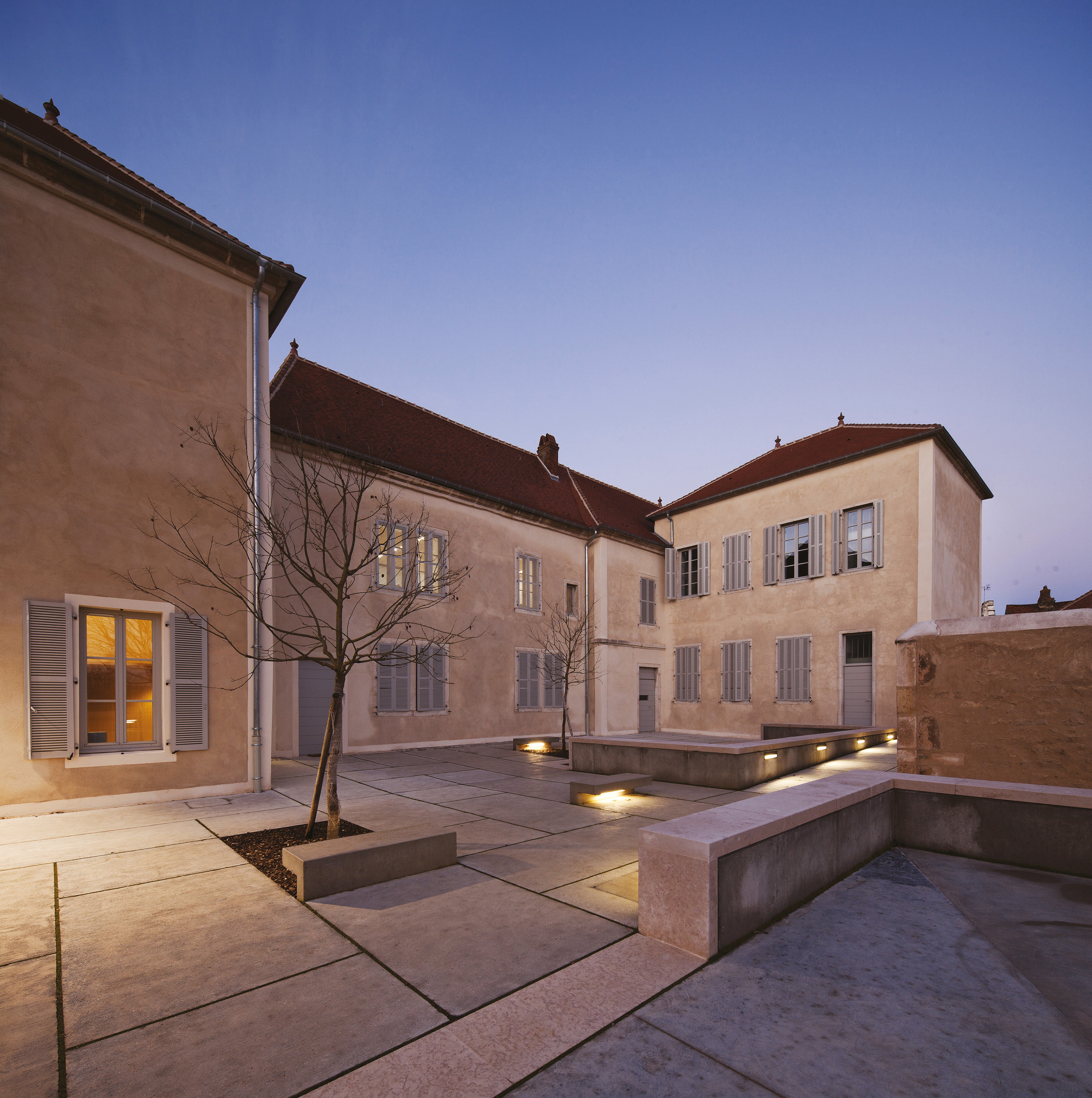 Sur le domaine de l’ancien château, le groupe scolaire restructuré en 2013 par l’agence Bernard Quirot architecte et associés. (Photo Luc Boegli)