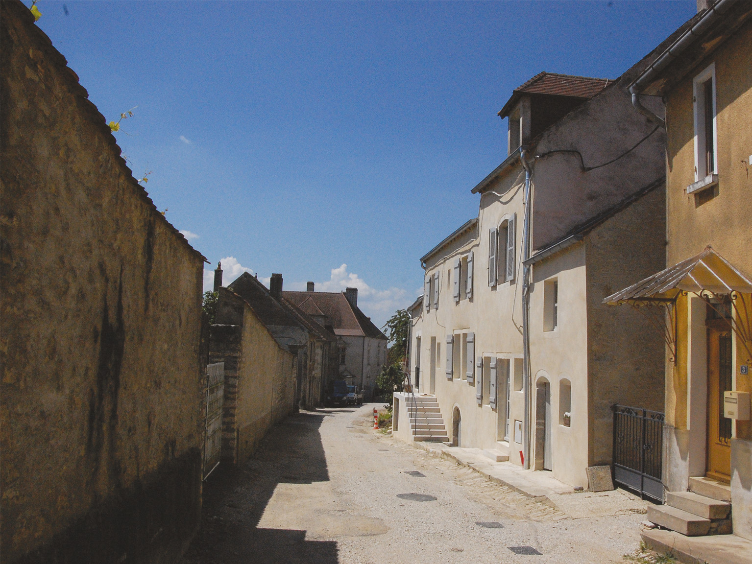 Maison Ferrut, après. Dans cette maison du 18e siècle, rénovée dans les années 1970, l’association est intervenue à la demande de la propriétaire. Sur ses conseils, les enduits ciment ont été remplacés par des enduits à la chaux aérienne et sables locaux, avec finition talochée pour les façades et « à pierres vues » pour les pignons. Les tuiles mécaniques en toiture ont été supprimées pour retravailler les rives de toiture sur les pignons, ainsi que les auvents et le perron « années
