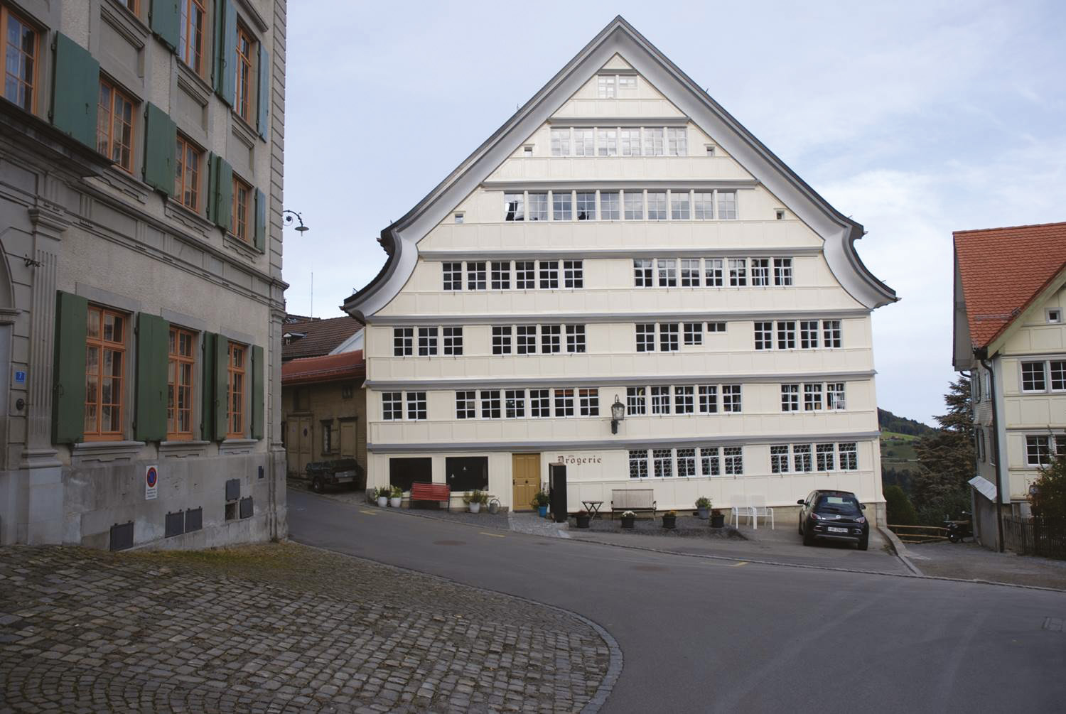 L’analyse d’immeuble en Appenzell Rhodes-Extérieures Depuis 2009, le Canton propose l’outil « analyse d’immeuble » à son réseau de communes pour répondre aux besoins de rénovation importants dans ce territoire qui compte une forte proportion de bâtiments de plus d’un siècle (47 %). La spécificité de la maison appenzelloise, dont les hauteurs sous plafond sont souvent inférieures à deux mètres, ne répond plus aux exigences actuelles en matière de confort. L’analyse d’immeuble, i