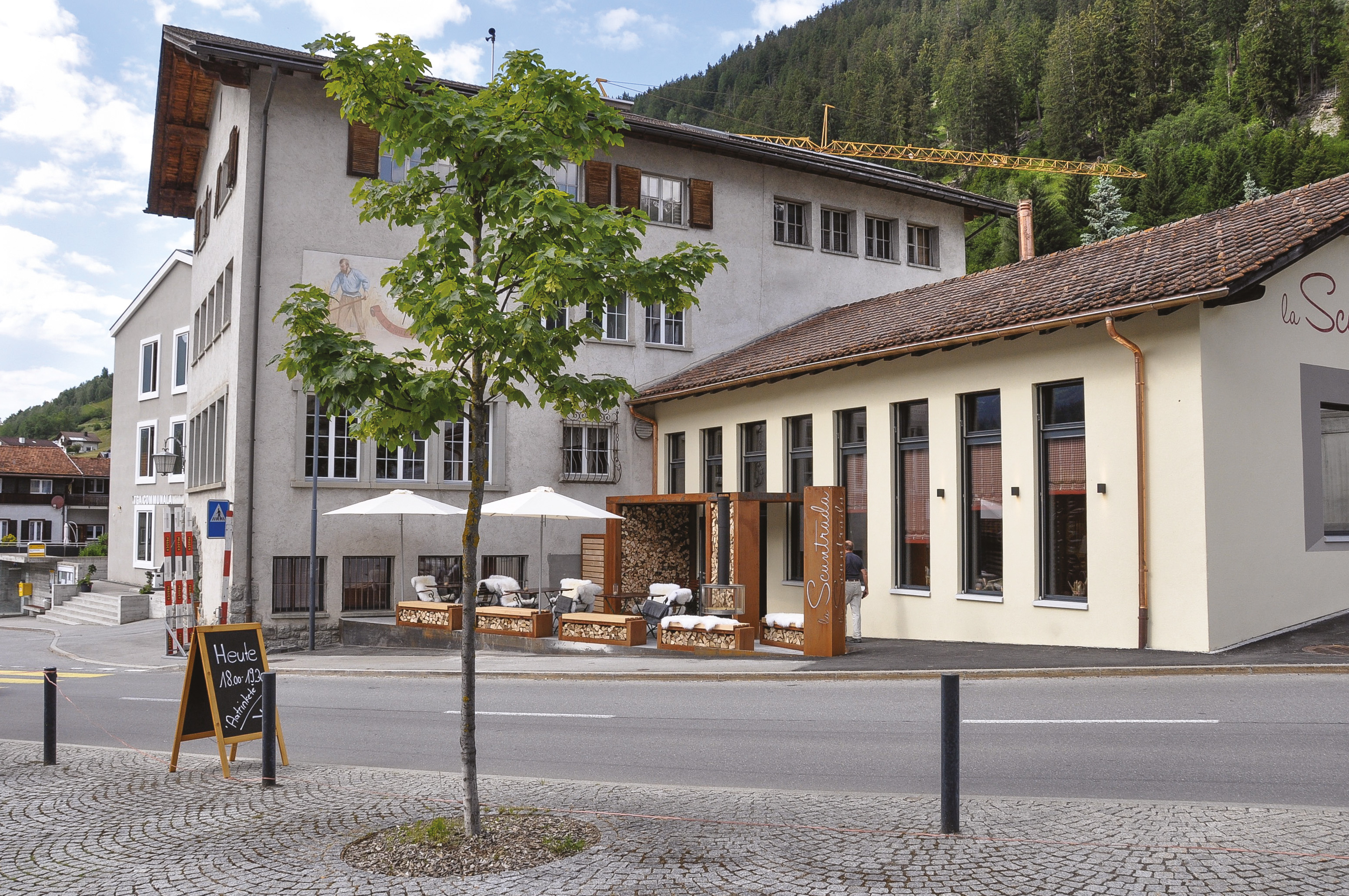 Initiatives et mécénat habitants à Tinizong (GR) Dans ce village-rue de 300 habitants, une ancienne salle de gymnastique a été transformée en auberge et épicerie et des étables en logements. Urs Nuesch, un architecte zurichois installé en 2007 dans une ferme qu’il a rénovée, a impulsé plusieurs projets dans le centre, avec l’appui de la commune et des habitants. Le premier, la transformation de la salle de gymnastique en restaurant-épicerie « La Scuntrada », a été financé par la commun