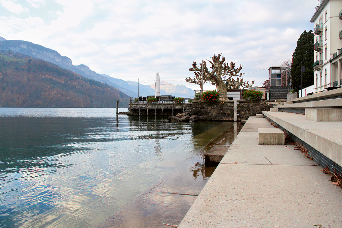 Morgens am Ufer des Vier­waldstättersees im Zentrum von Brunnen. Die Pegel­station misst den Wasserstand: ca. 433.5 m ü. M. Der Pegel kann bis zu 2.21 m schwanken.