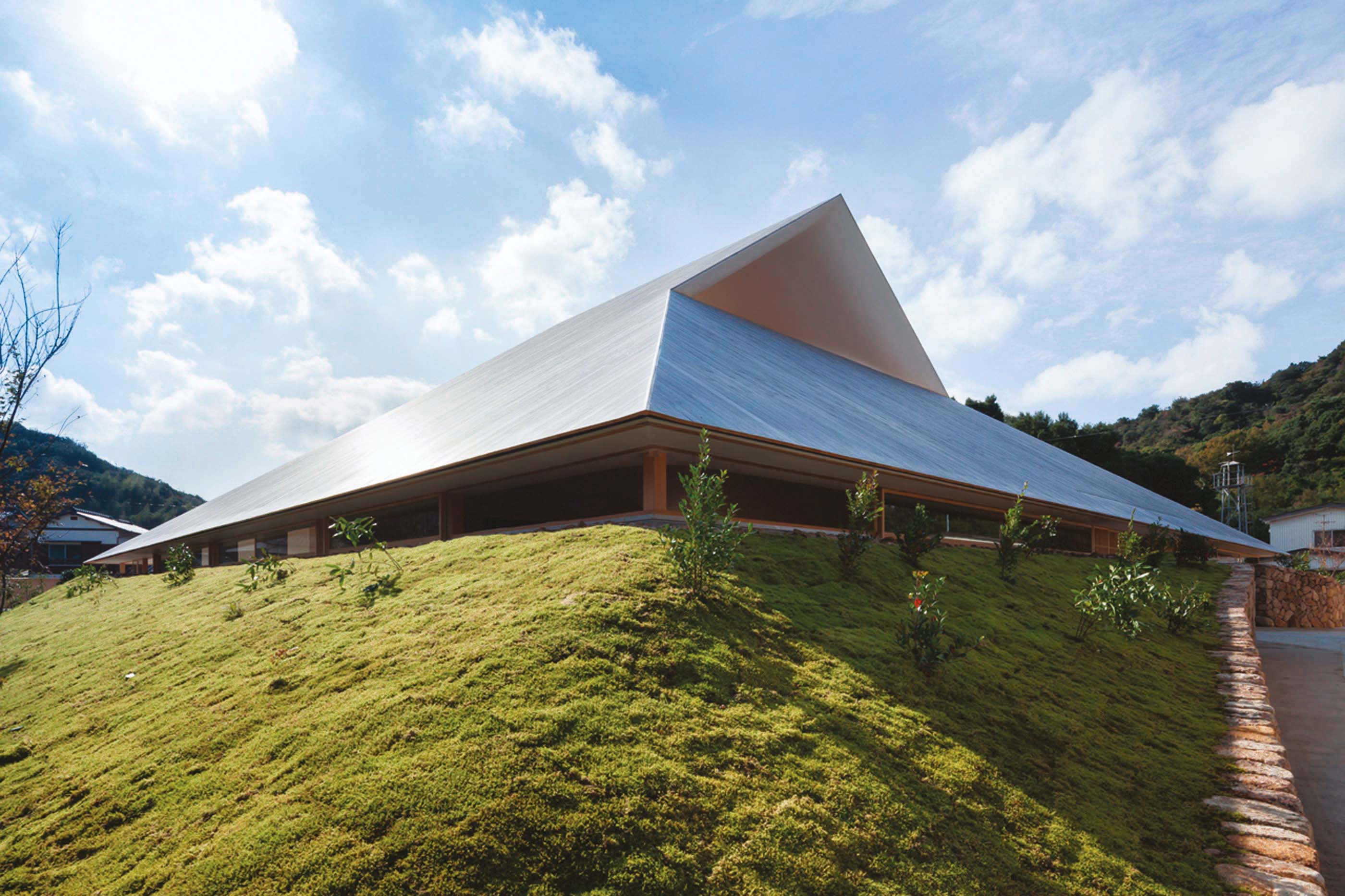 In der Naoshima Hall ist das Gemeinschaftszentrum des Dorfes untergebracht. Das Dach ist mit Hinoki-Holz bedeckt.