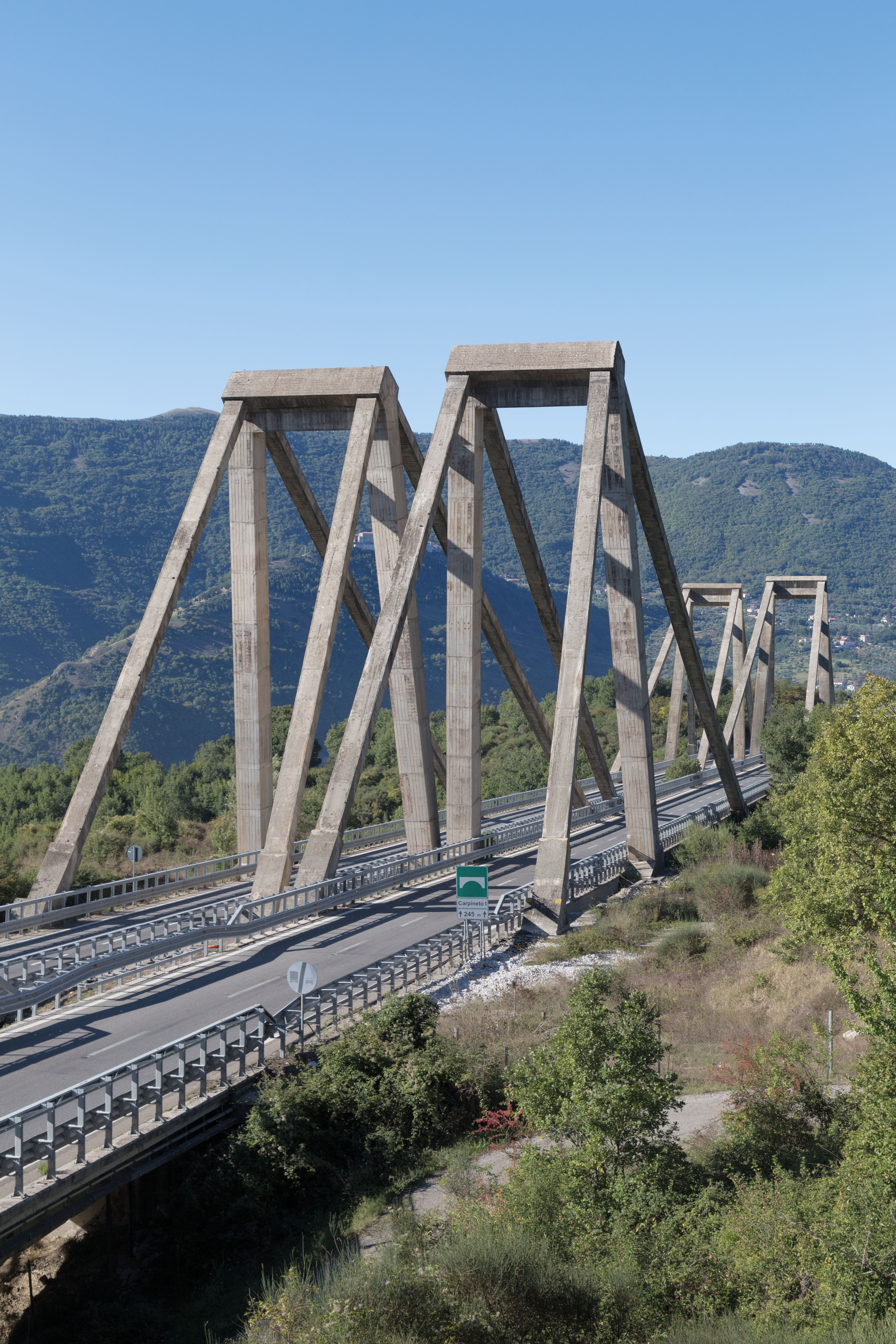 Le pont Carpineto près de Potenza (1971-1977) : le même principe de haubanage a encore été utilisé pour réaliser ce pont autoroutier dans le sud de l’Italie. Mais ici, des ancrages de retenue ont été placés des deux côtés.