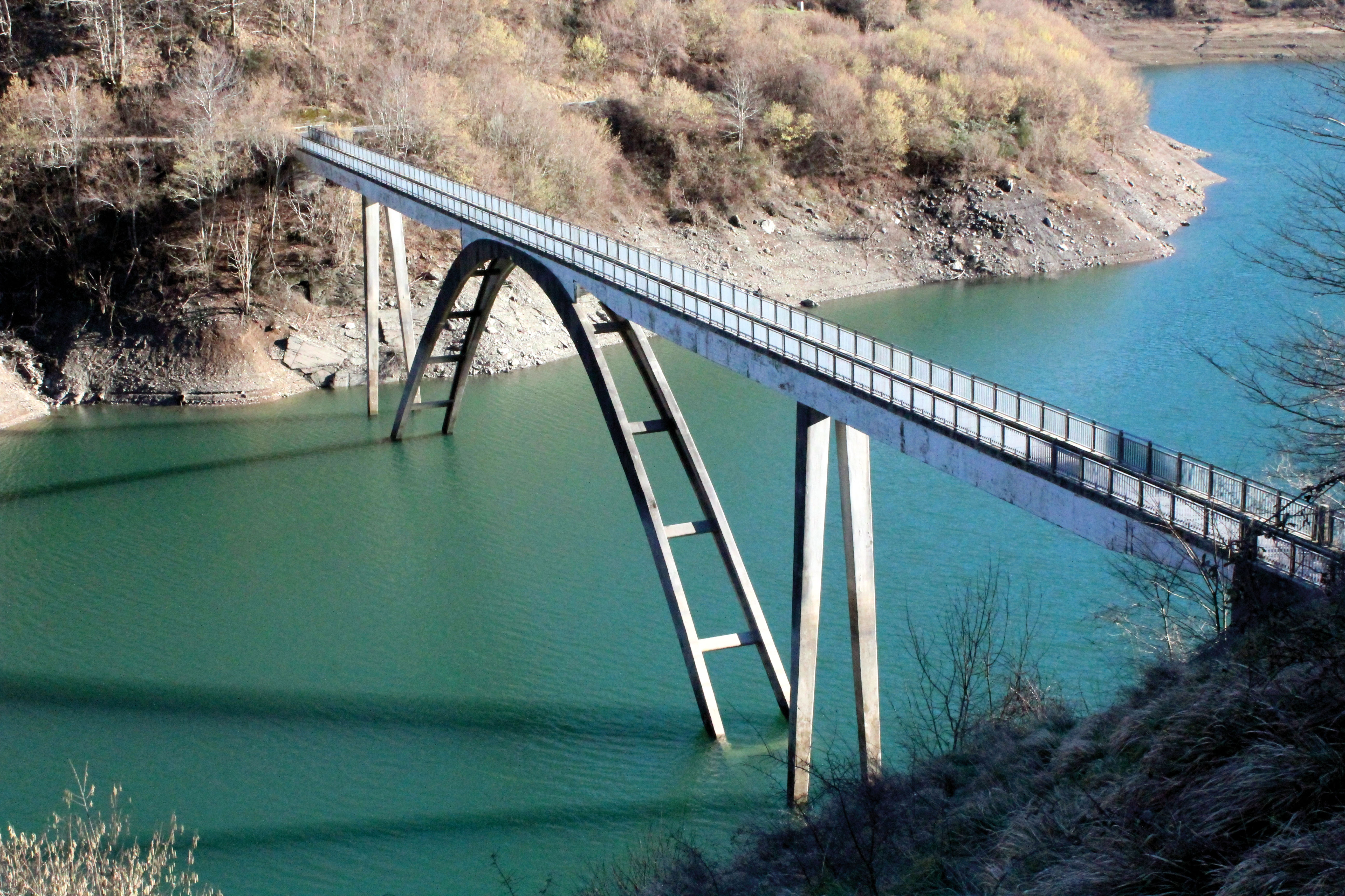 La passerelle piétonne de Lussia en Toscane, construite par Morandi entre 1953 et 1955