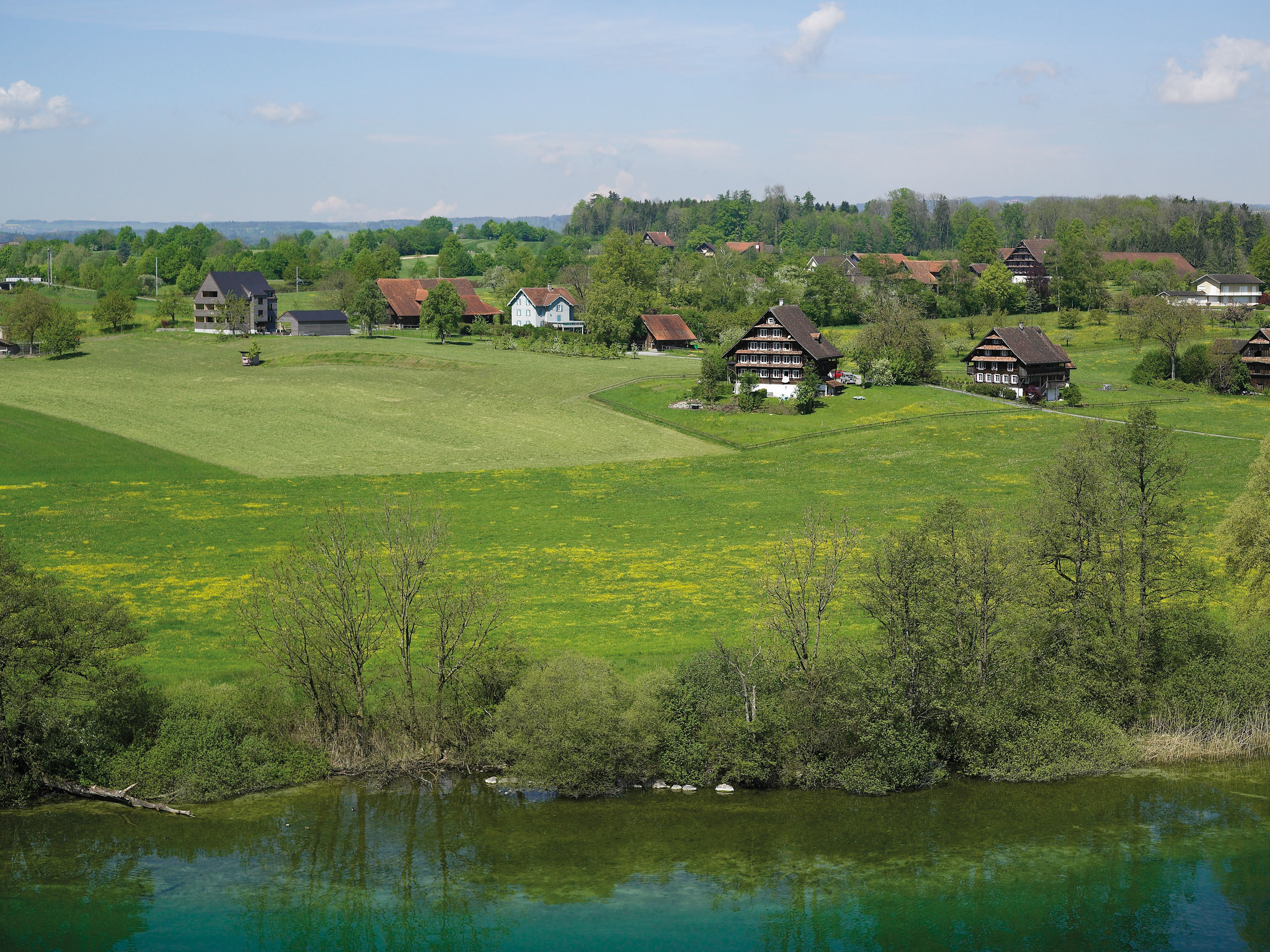 Le guide du canton de Zoug bénéficie d’un large soutien et connaît un franc succès : une nouvelle construction en lieu et place d’une ancienne ferme (à gauche) à Risch se fond dans le décor.