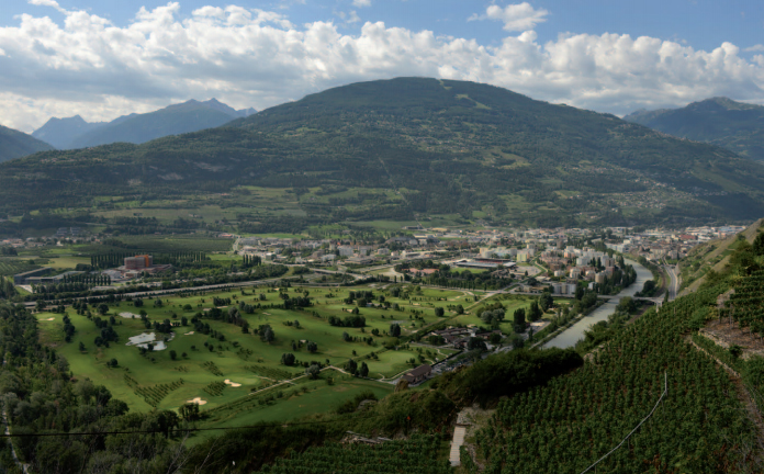 Sion et le Rhône. Vue sur le Golf, Vissigen et Champsec depuis le coteau de la rive droite
