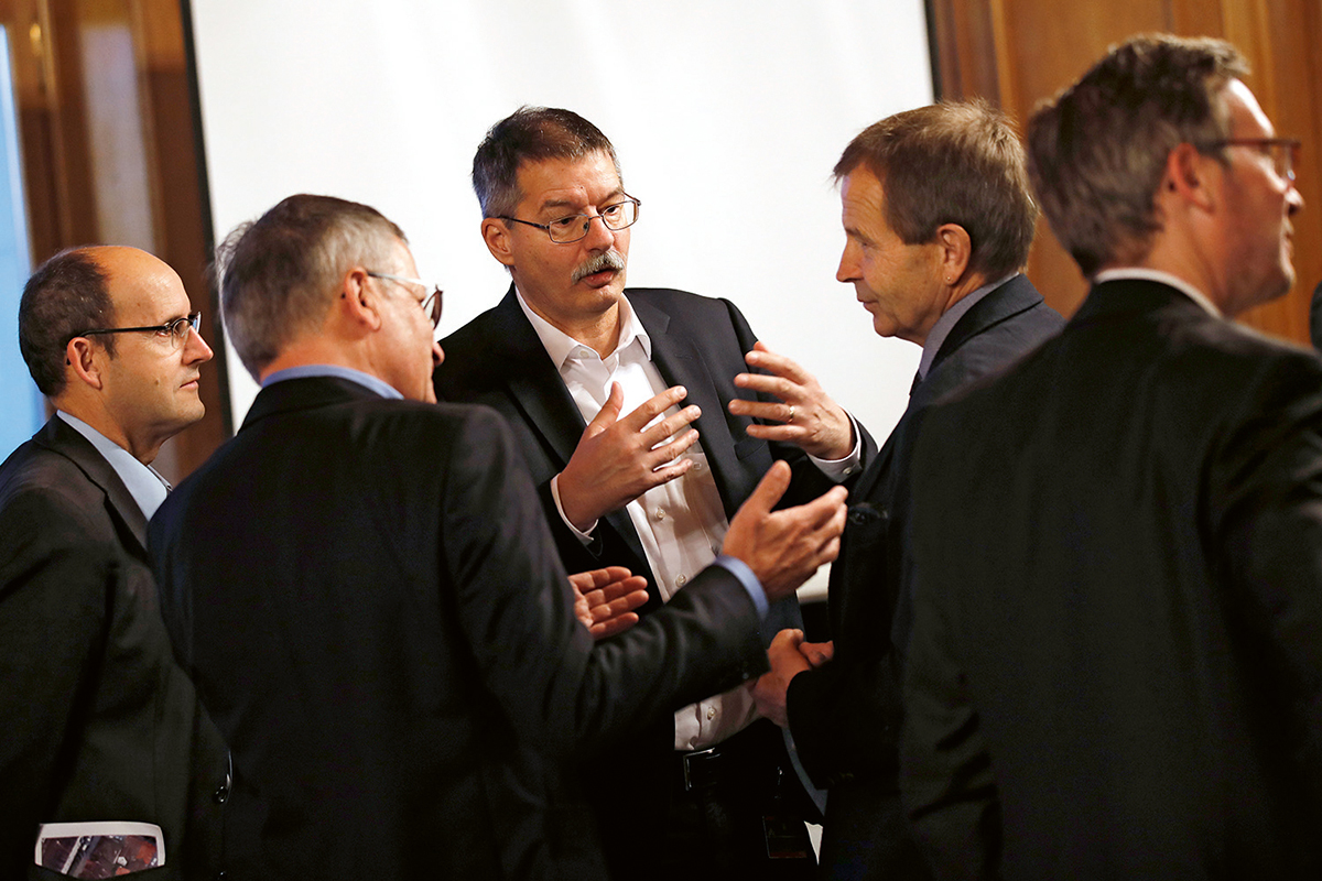 Peter Richner (Mitte), Vizepräsident des SIA-Fachrats Energie und stellvertretender Direktor der Empa, im Gespräch mit zwei Parlamentariern.