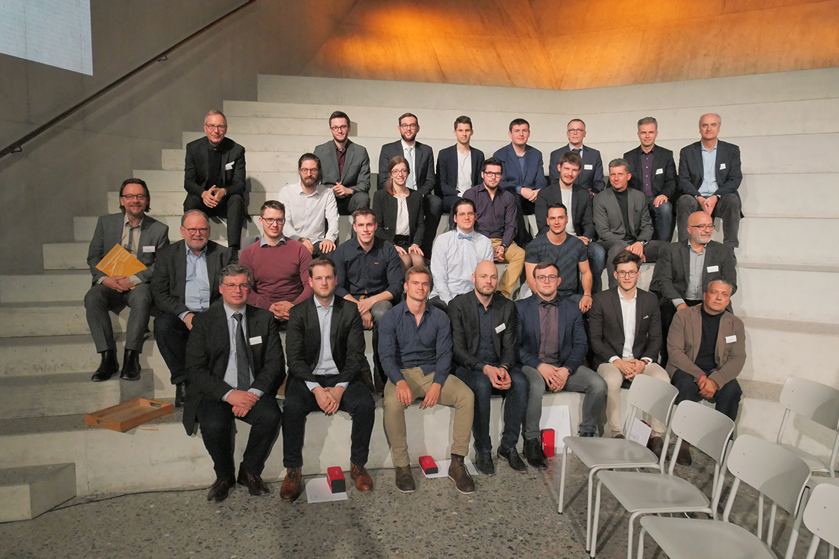 Die für die Auszeichnung «Best of Bachelor 2018» Nominierten mit ihren Studiengangsleitern im Auditorium Willy G. S. Hirzel.
