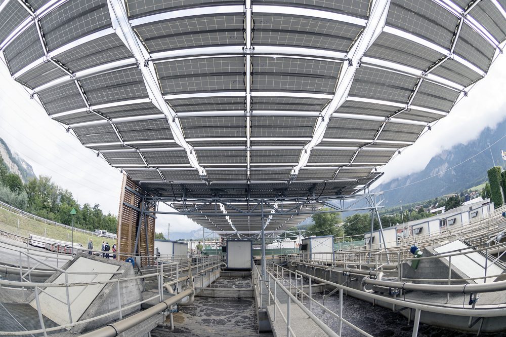 La structure photovoltaïque pliable HORIZON recouvrant une partie des infrastructures de la STEP de Coire