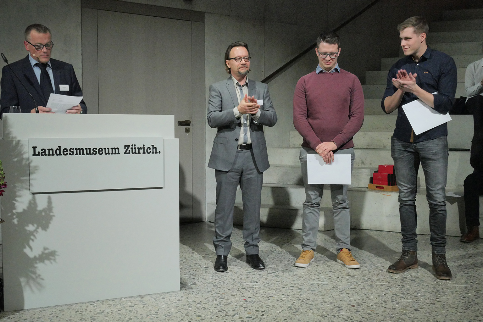 Die Nominierten der Hochschule für Technik Rapperswil (HSR), Marc Furrer (2. von re.) und Andreas Stadler (Preisträger), mit Studiengangsleiter Prof. Felix Wenk.
