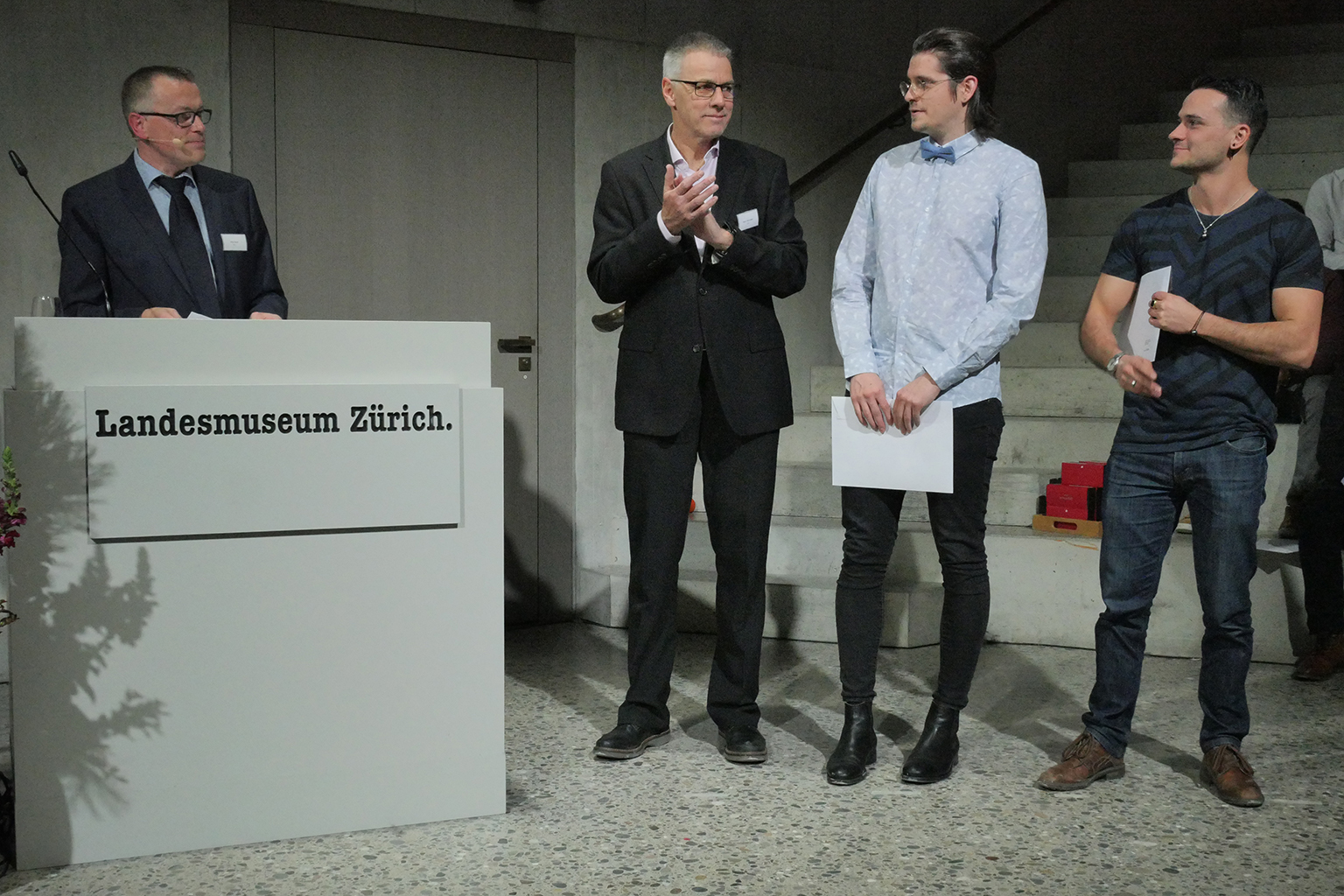 Die Nominierten der Zürcher Hochschule für Angewandte Wissenschaften Winterthur (ZHAW), Raffael Müllhaupt (2. von re., Preisträger) und Bernhard Walter, mit Studiengangsleiter Prof. Patrik Thalparpan.
