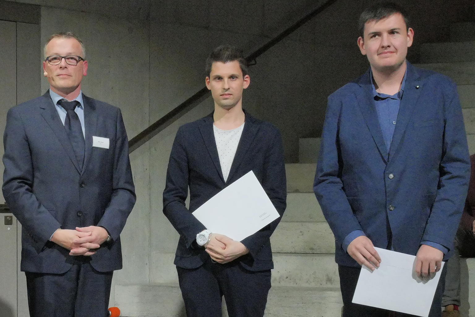 Die Nominierten der Hochschule Luzern – Technik &amp; Architektur (HSLU), Thomas Gämperle (Mitte, Preisträger) und Pascal Küng, mit Studiengangsleiter Prof. Dr. Albin Kenel.