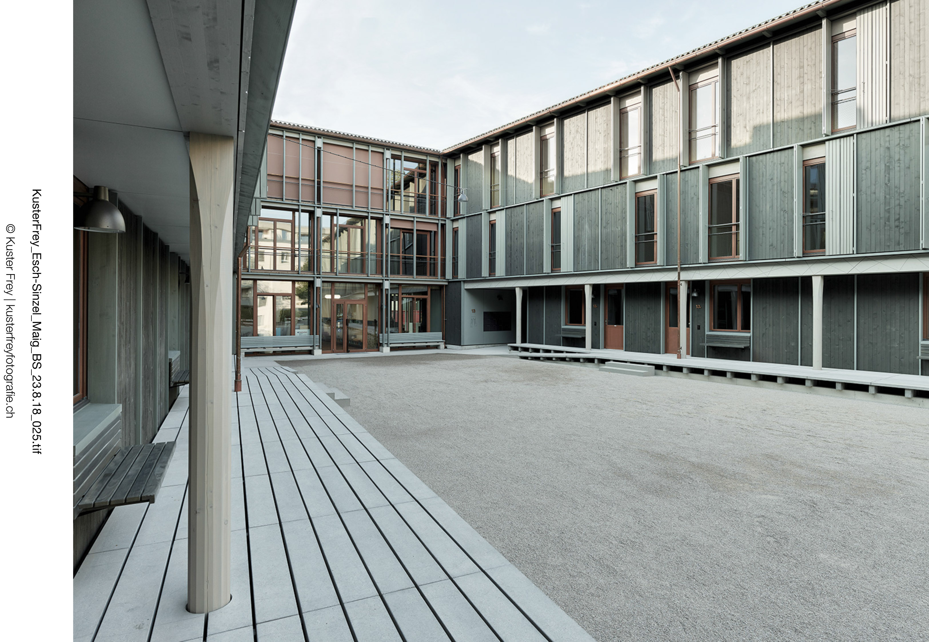 Sur les longs côtés de l’immeuble, les ouvrants et les panneaux sont disposés librement afin d’accompagner la diversité typologique des logements. Sur les pignons, la structure émerge hors de la façade et fabrique une épaisseur.