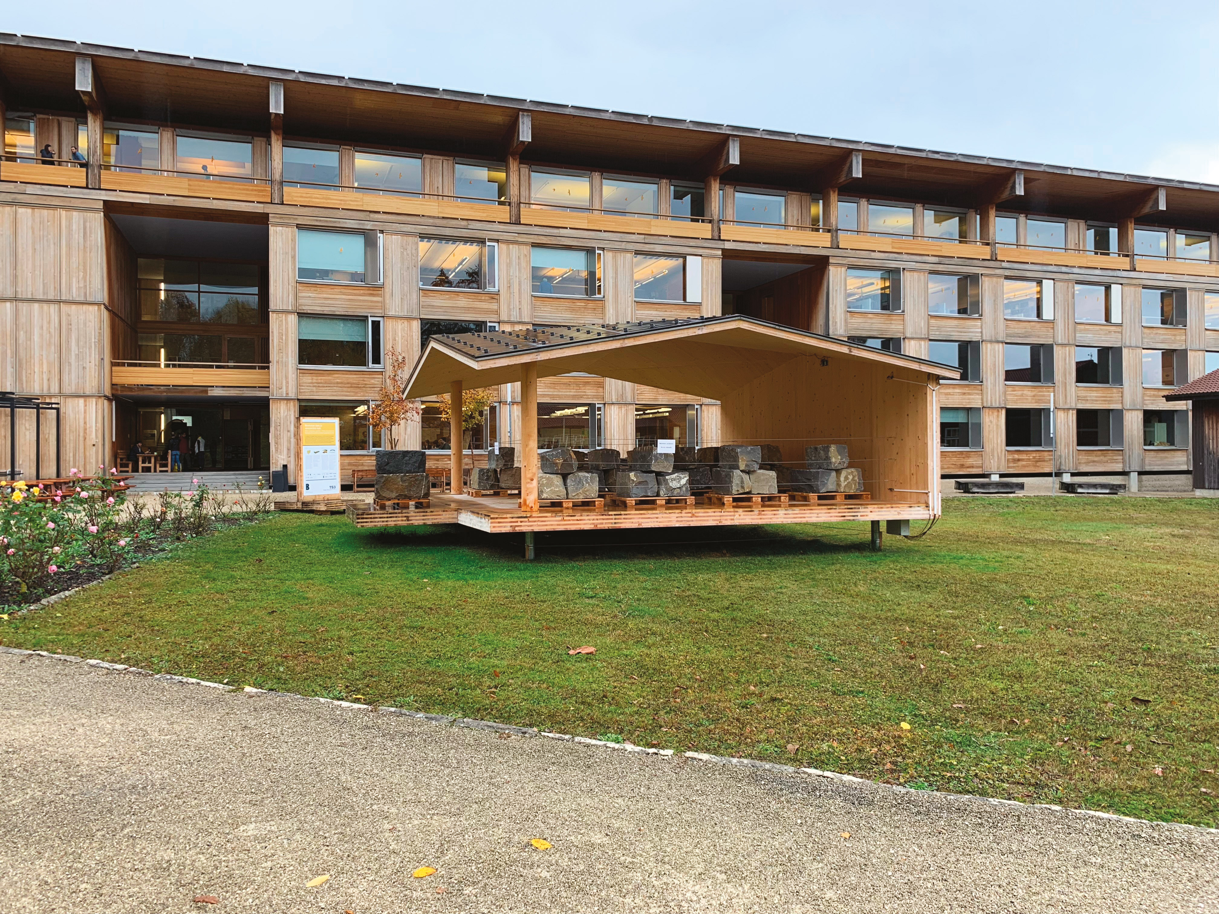 La dalle TS3 soumise à rude épreuve: devant la Haute école de Bienne, le pavillon est lesté lourdement afin de tester la résistance du petit balcon en porte-à-faux.