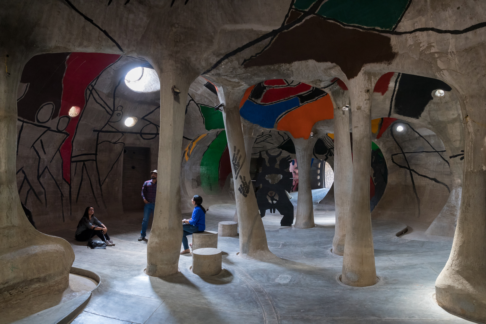 Interior view of the underground art space: »Amdavad Ni Gufa«, Ahmedabad, 1994