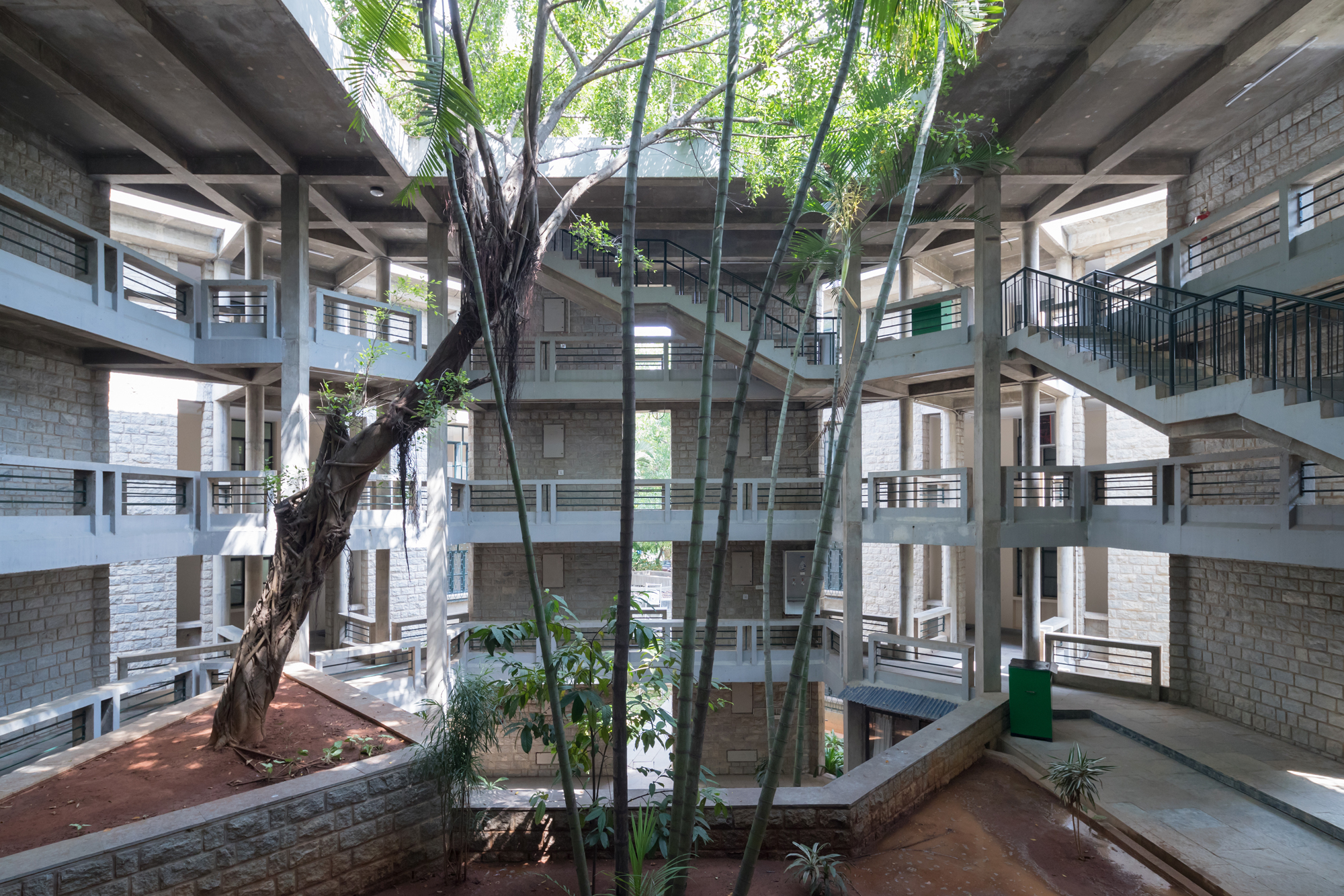 One of the open green courts of the Indian Institute of Management Hostel Block: »Indian Institute of Management« (IIM), Bangalore, 1977-92