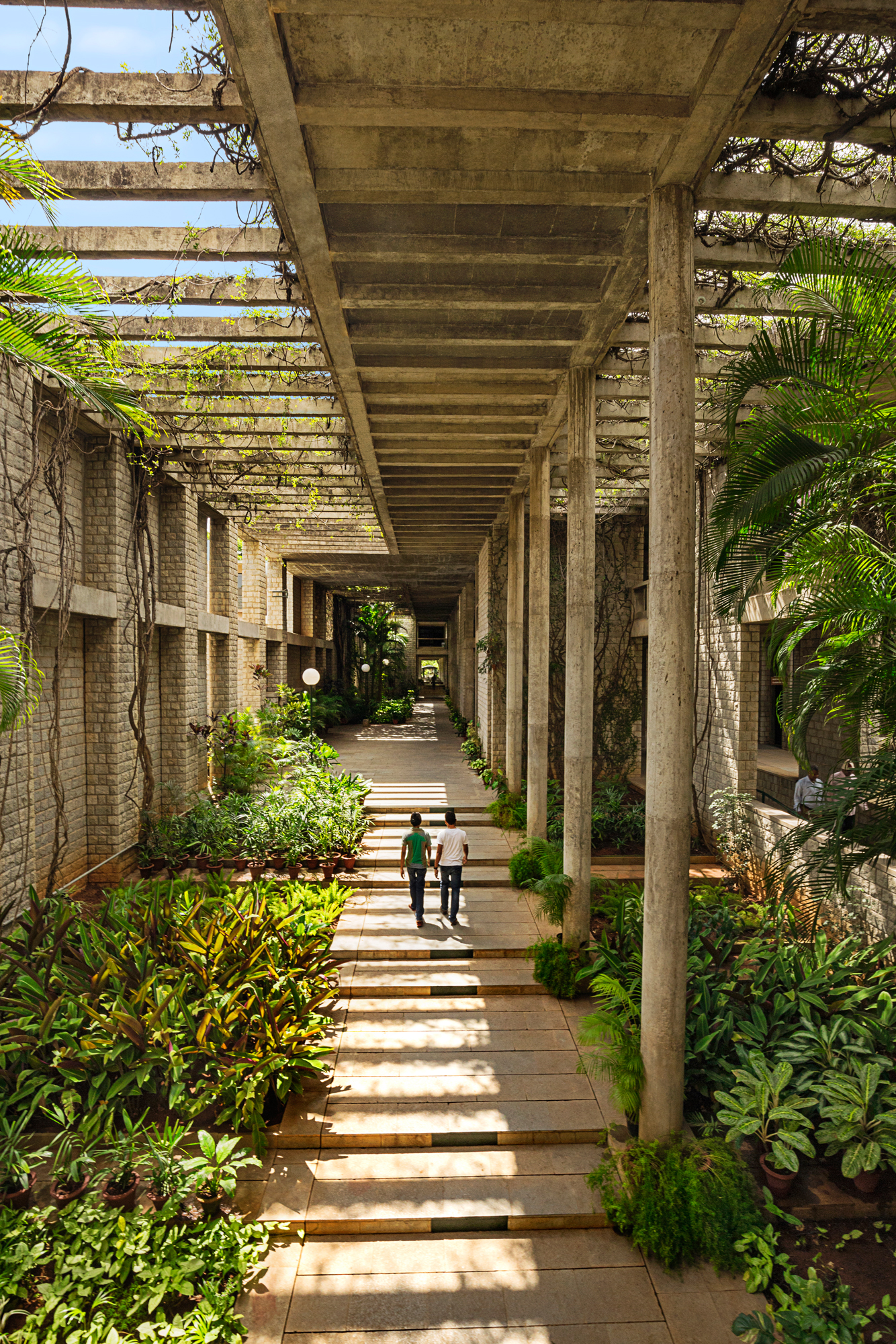 One of the spacious, light-flooded corridors at IIM: »Indian Institute of Management« (IIM), Bangalore, 1977-92