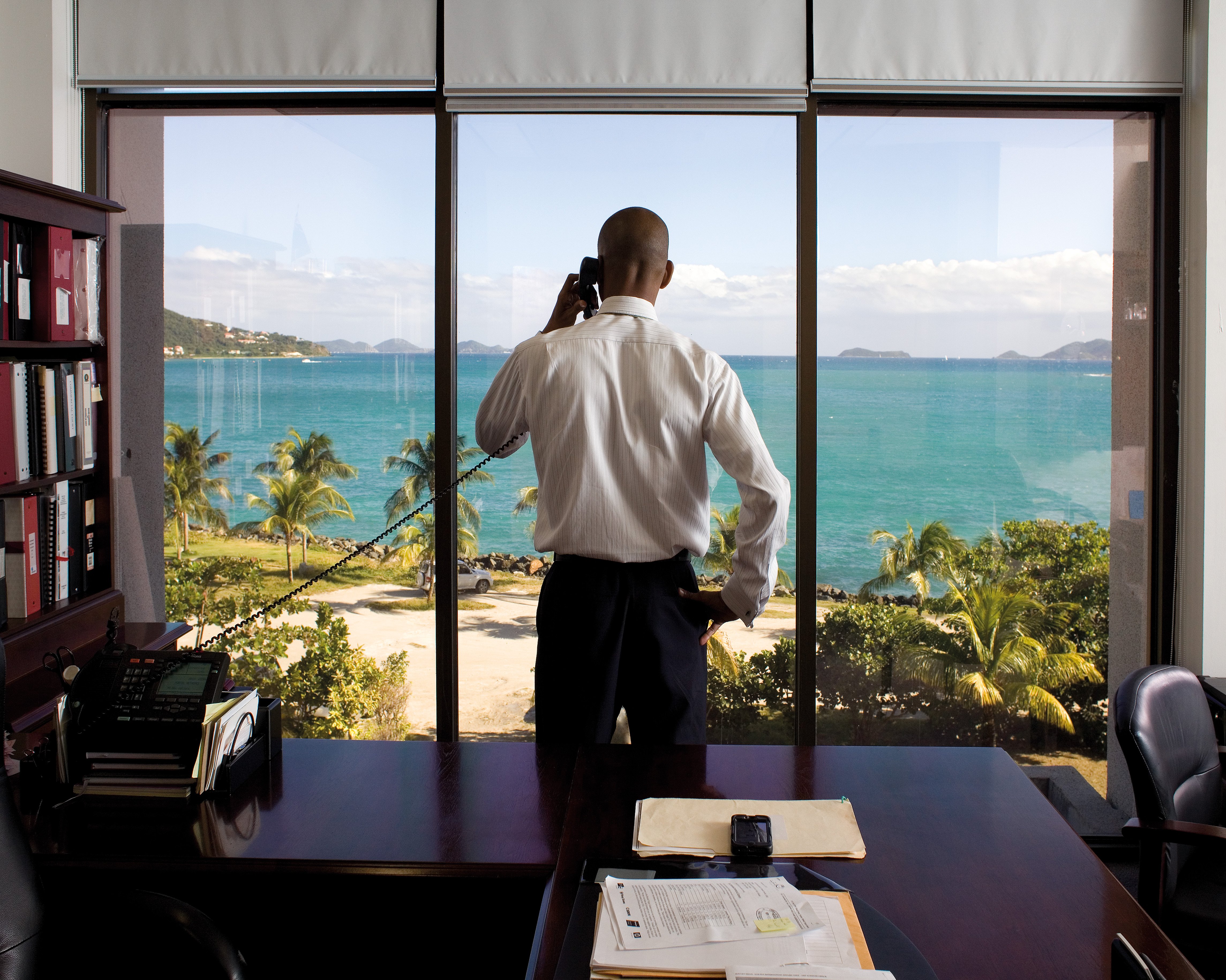 M. Neil M. Smith, secrétaire des Finances des îles Vierges britanniques, dans son bureau de Road Town sur l’île de Tortola. Photo provenant de l’ouvrage de Paolo Woods et Gabriele Galimberti, Les Paradis. Rapport Annuel (Delpire Éditeur 2015).