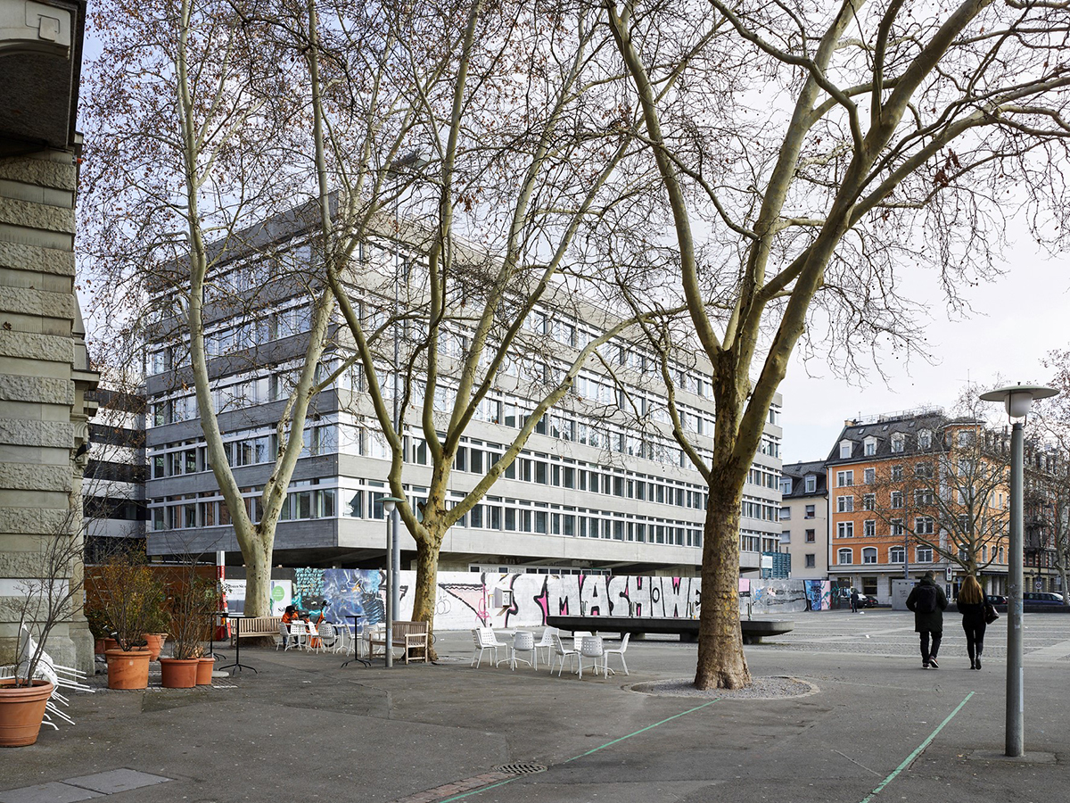 Zu seinem 50-jährigen Bestehen wurde das Amtshaus samt Platz ins Inventar schützenswerter Gärten und Anlagen aufgenommen. Viel planerische Sorgfalt und Geld flossen daher in den Erhalt des charakteristischen Erscheinungsbilds der Betonfassade und in die Rekonstruktion der horizontalen Aluminiumfenster.