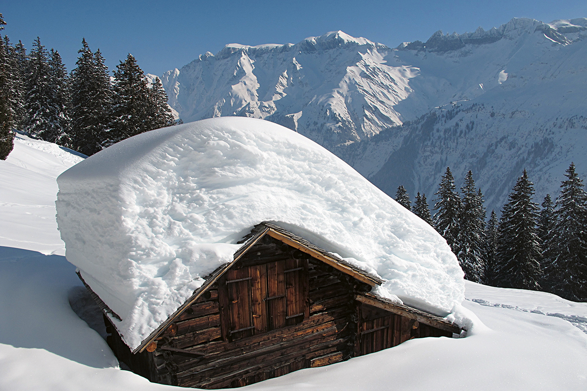 Die Dachform bestimmt, ob Schnee auf dem Gebäude lastet oder abrutscht.