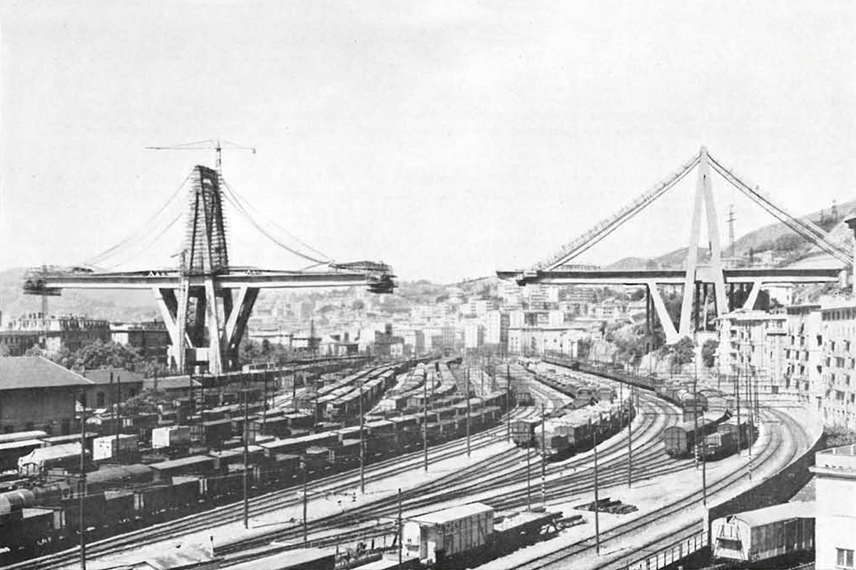 Baustelle des Polcevera-Viadukts (1967): Die auskragende Platte wird noch über provisorische Spannseile gehalten, die über Böcke parallel zur Fahrbahn laufen.
