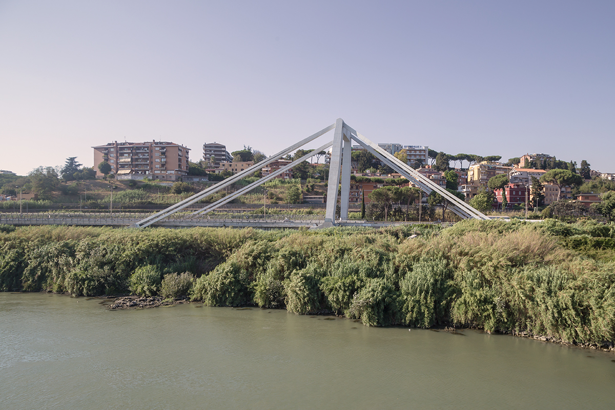 Magliana-Viadukt bei Rom (1963–1968): Bezugnehmend auf das Polcevera-Viadukt verwendete Morandi hier das Schrägseilprinzip zur Überspannung eines von Erdrutschen gefährdeten Uferhangs des Tibers.